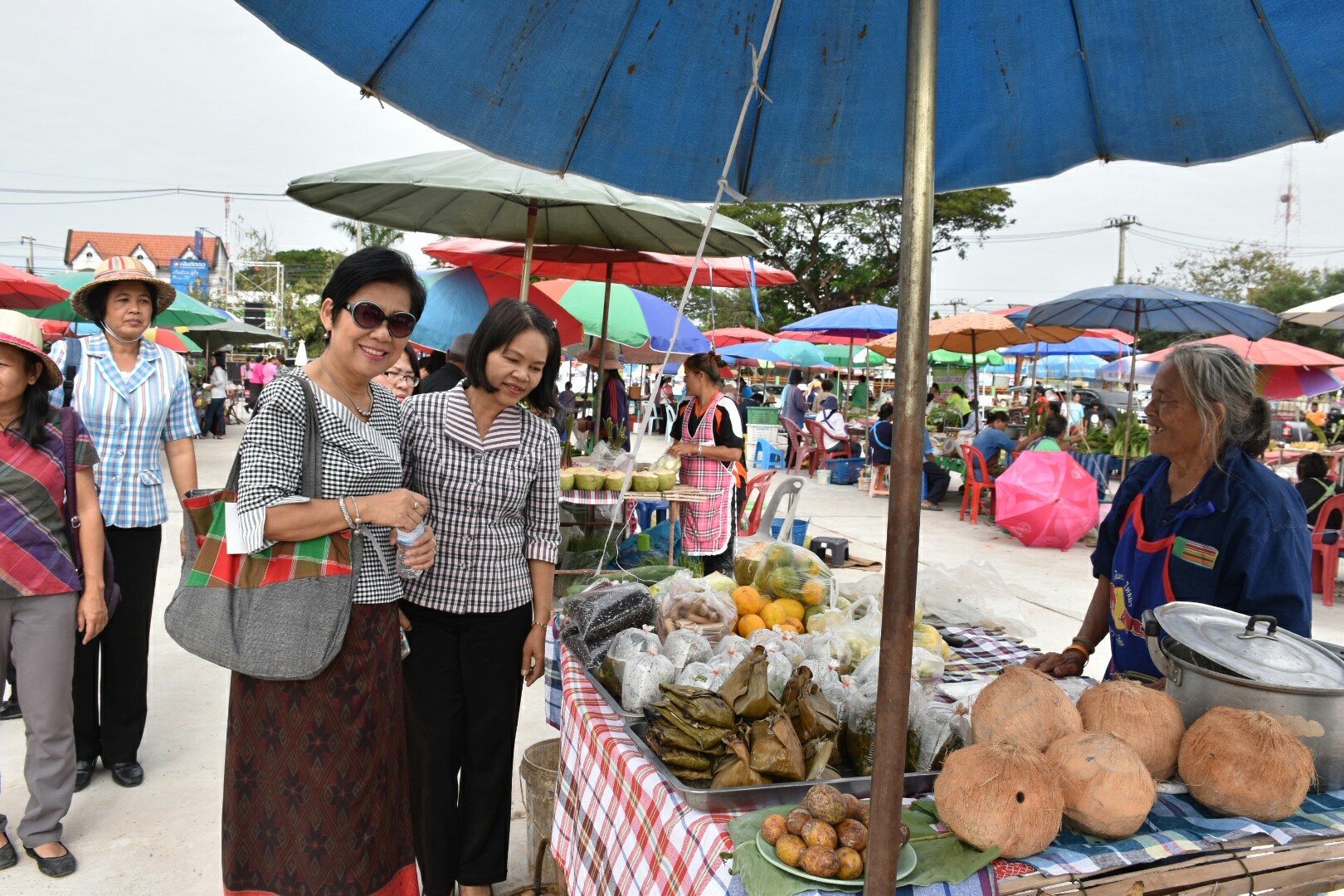 5 ธันวาคม 2560 กิจกรรม Kick Off ตลาดประชารัฐคนไทยยิ้มได้ จังหวัดมหาสารคาม ณ บริเวณตลาดประชารัฐคนไทยยิ้มได้ หน้าที่ว่าการอำเภอบรบือ จังหวัดมหาสารคาม