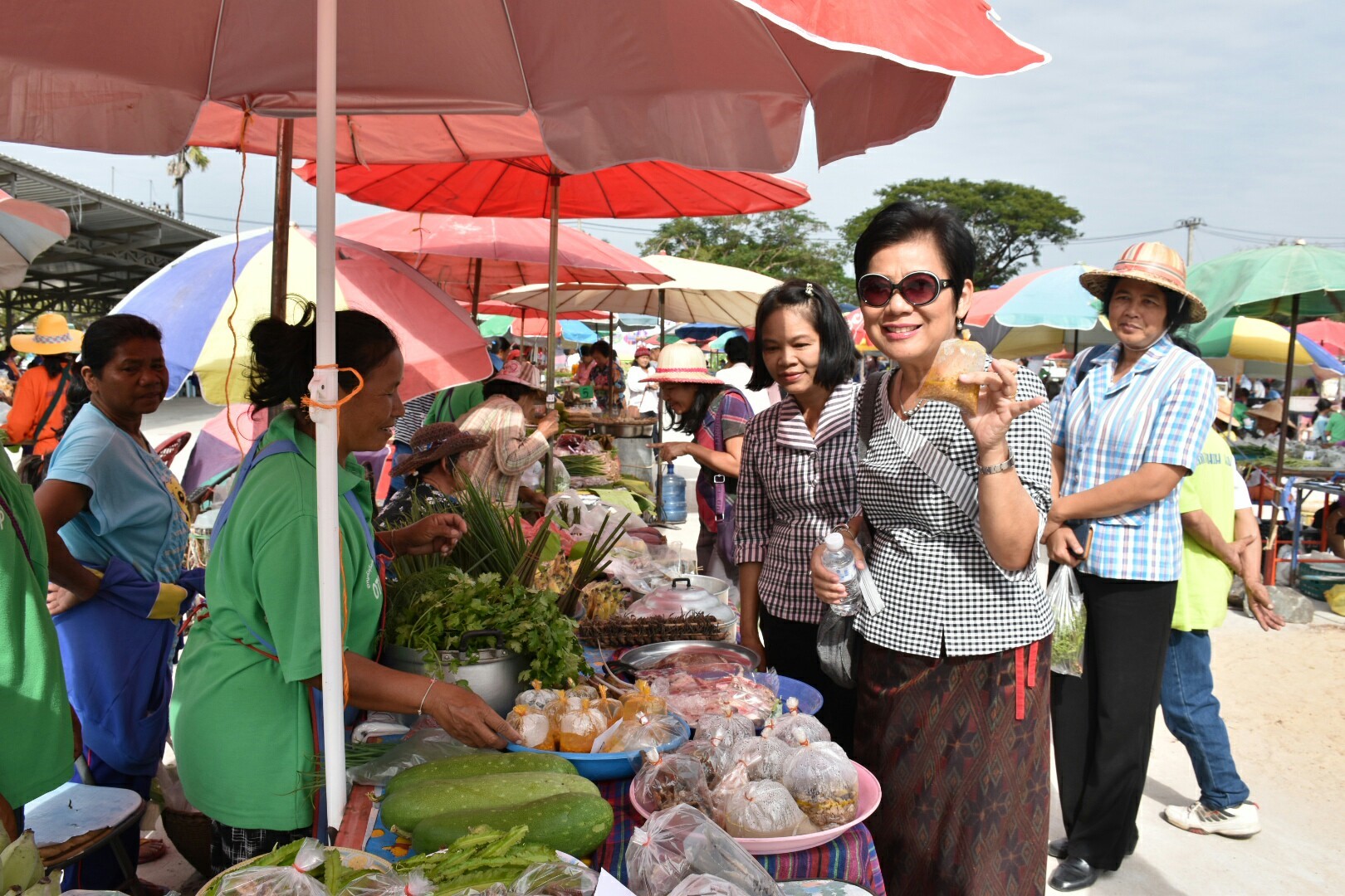 5 ธันวาคม 2560 กิจกรรม Kick Off ตลาดประชารัฐคนไทยยิ้มได้ จังหวัดมหาสารคาม ณ บริเวณตลาดประชารัฐคนไทยยิ้มได้ หน้าที่ว่าการอำเภอบรบือ จังหวัดมหาสารคาม
