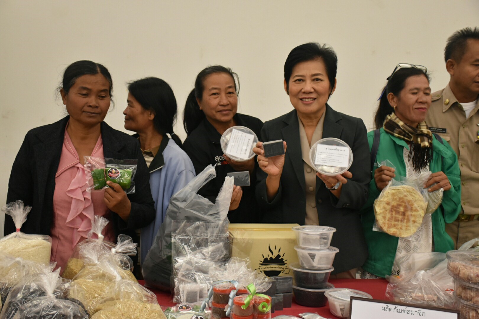 25 ธันวาคม 2560 “โครงการเพิ่มประสิทธิภาพด้านการบริหารจัดการกลุ่มอาชีพแก่คณะกรรมการเครือข่ายอาชีพสมาชิกกองทุนพัฒนาบทบาทสตรี”