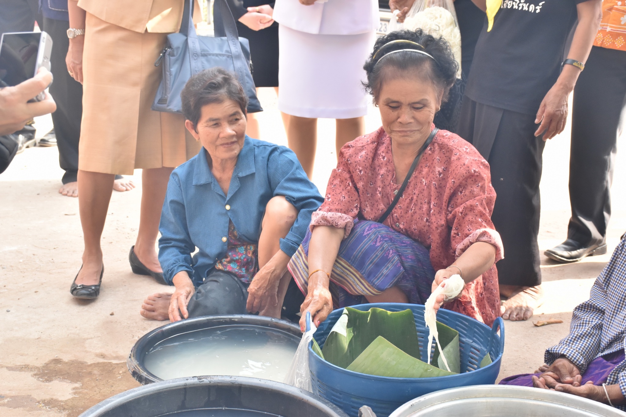 14 ธันวาคม 2560 สำนักงานพัฒนาชุมชนจังหวัดมหาสารคาม นำสิ้นค้าชุมชน สินค้า OTOP มาร่วมจำหน่าย ณ Outlet มหาวิทยาลัยมหาสารคาม