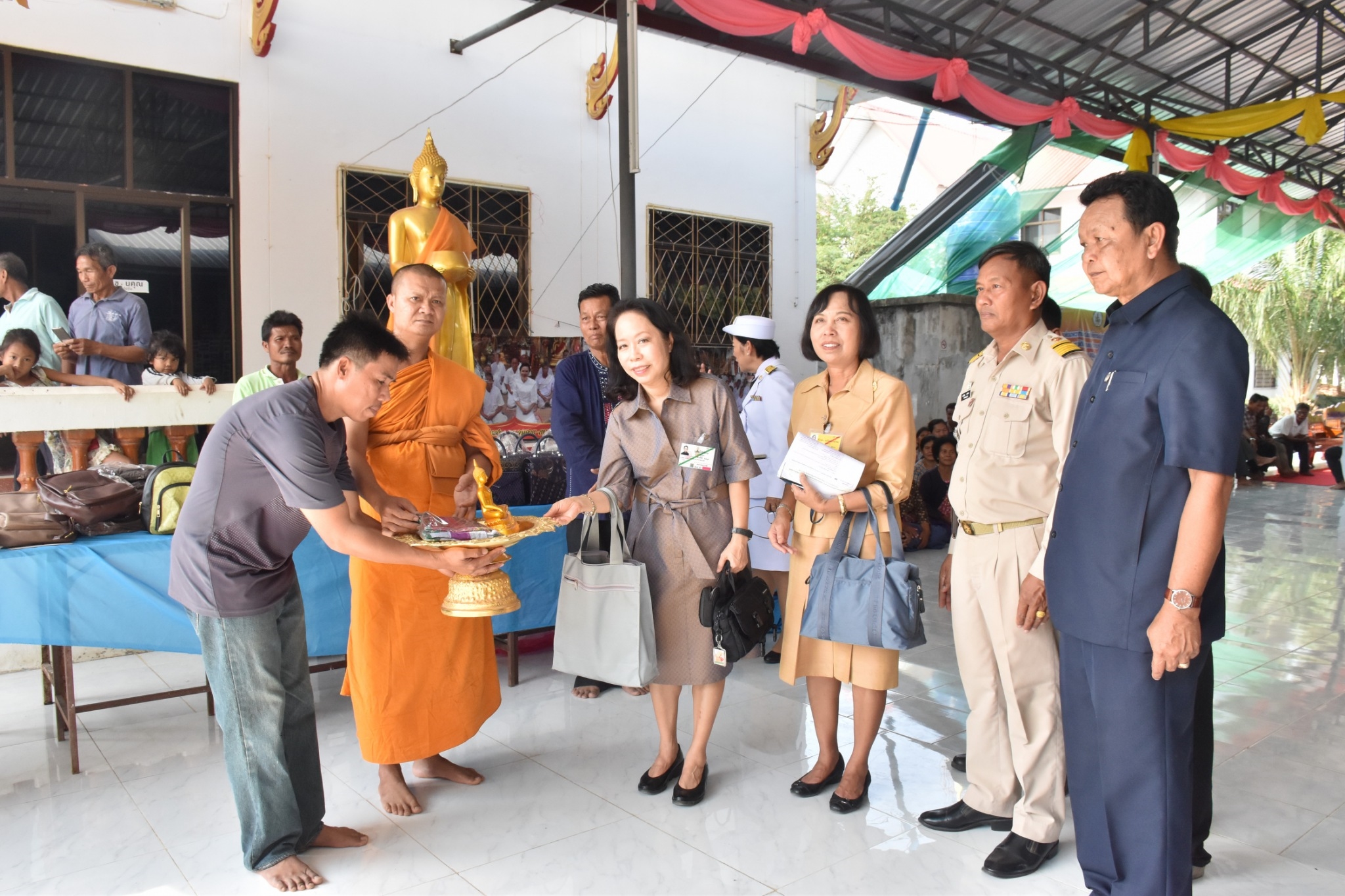 14 ธันวาคม 2560 สำนักงานพัฒนาชุมชนจังหวัดมหาสารคาม นำสิ้นค้าชุมชน สินค้า OTOP มาร่วมจำหน่าย ณ Outlet มหาวิทยาลัยมหาสารคาม