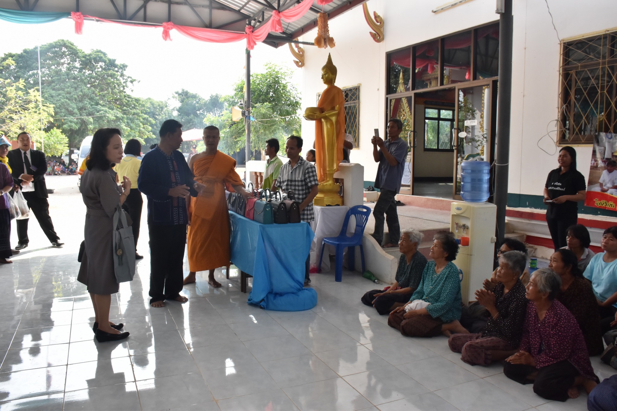 14 ธันวาคม 2560 สำนักงานพัฒนาชุมชนจังหวัดมหาสารคาม นำสิ้นค้าชุมชน สินค้า OTOP มาร่วมจำหน่าย ณ Outlet มหาวิทยาลัยมหาสารคาม