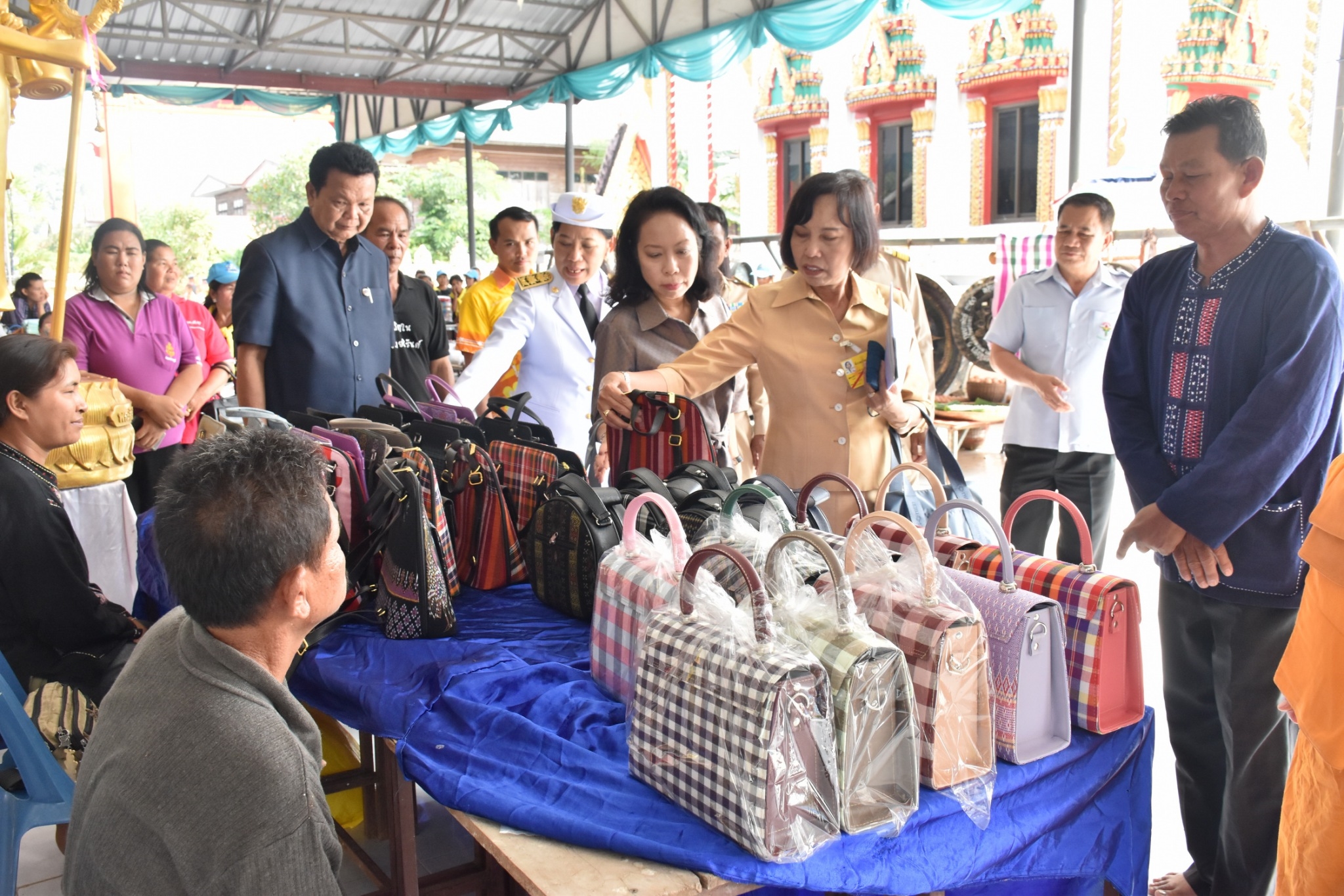 14 ธันวาคม 2560 สำนักงานพัฒนาชุมชนจังหวัดมหาสารคาม นำสิ้นค้าชุมชน สินค้า OTOP มาร่วมจำหน่าย ณ Outlet มหาวิทยาลัยมหาสารคาม