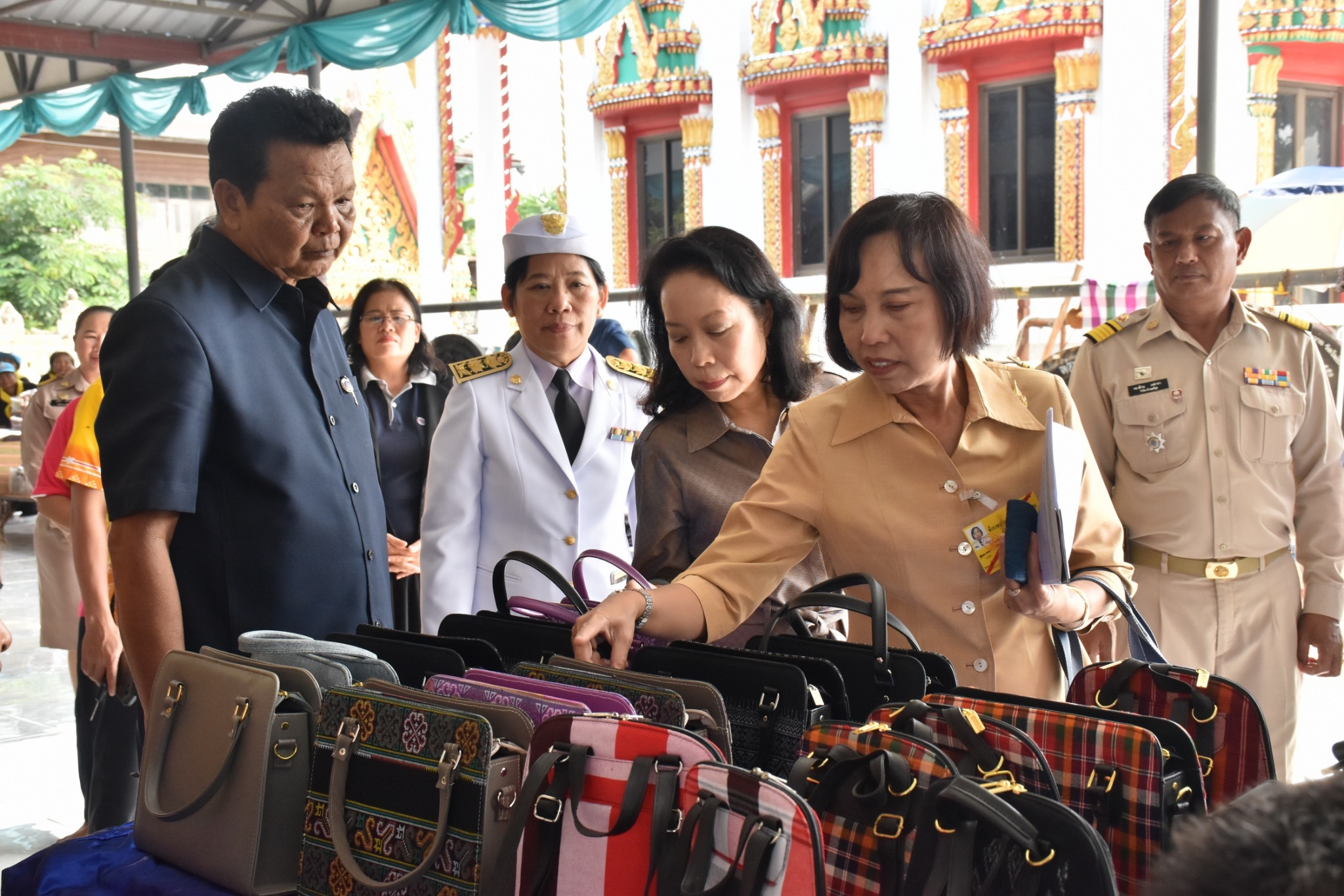 14 ธันวาคม 2560 สำนักงานพัฒนาชุมชนจังหวัดมหาสารคาม นำสิ้นค้าชุมชน สินค้า OTOP มาร่วมจำหน่าย ณ Outlet มหาวิทยาลัยมหาสารคาม