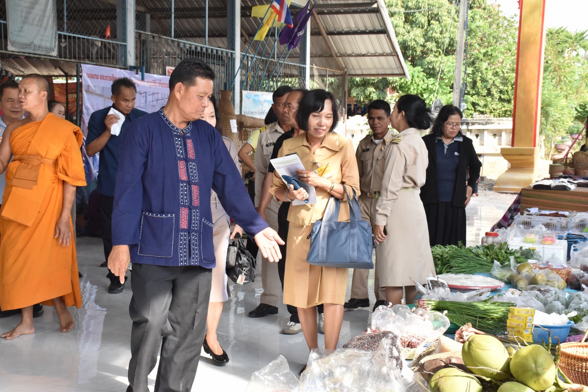 14 ธันวาคม 2560 สำนักงานพัฒนาชุมชนจังหวัดมหาสารคาม นำสิ้นค้าชุมชน สินค้า OTOP มาร่วมจำหน่าย ณ Outlet มหาวิทยาลัยมหาสารคาม