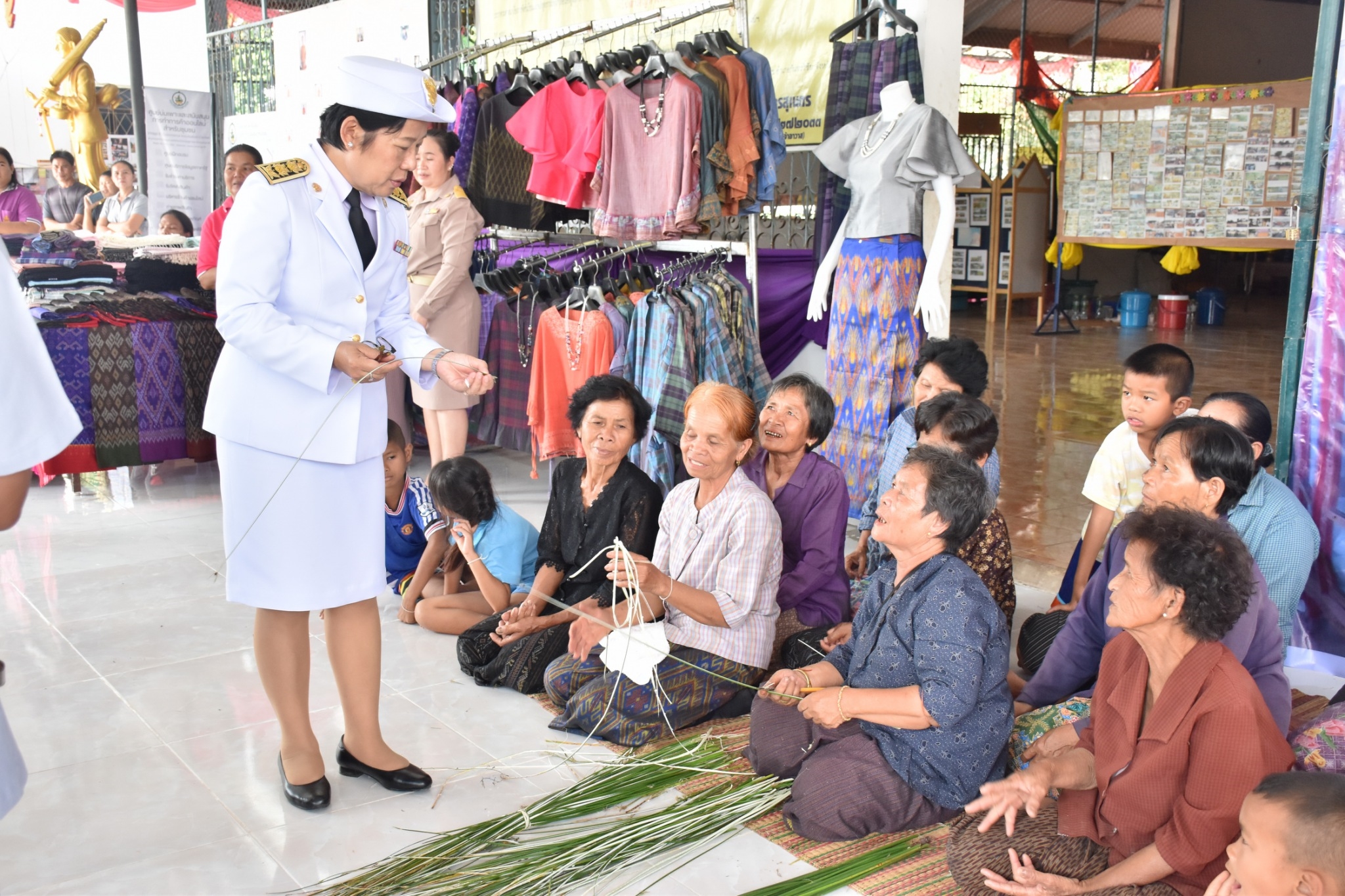 14 ธันวาคม 2560 สำนักงานพัฒนาชุมชนจังหวัดมหาสารคาม นำสิ้นค้าชุมชน สินค้า OTOP มาร่วมจำหน่าย ณ Outlet มหาวิทยาลัยมหาสารคาม