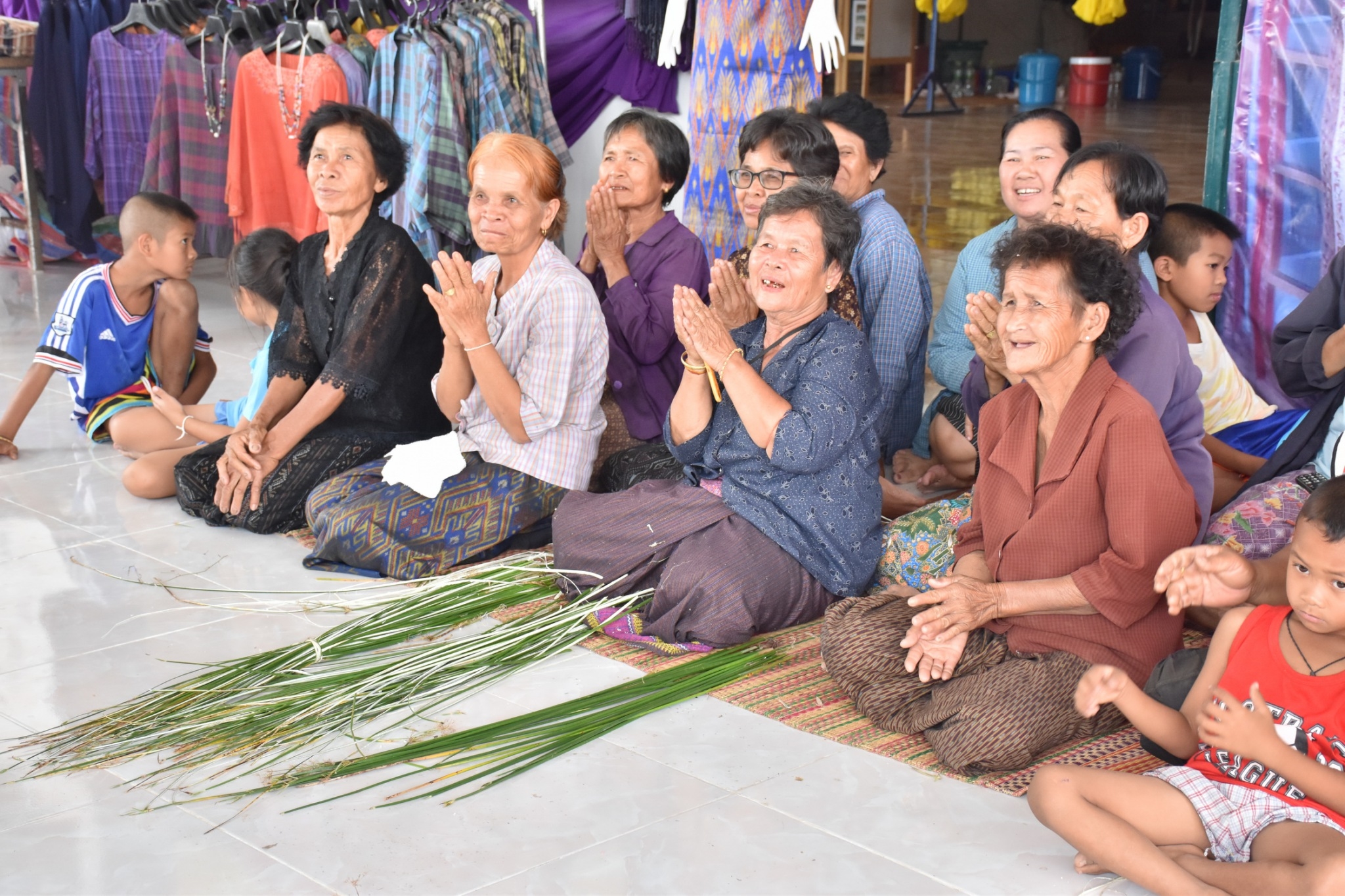 14 ธันวาคม 2560 สำนักงานพัฒนาชุมชนจังหวัดมหาสารคาม นำสิ้นค้าชุมชน สินค้า OTOP มาร่วมจำหน่าย ณ Outlet มหาวิทยาลัยมหาสารคาม