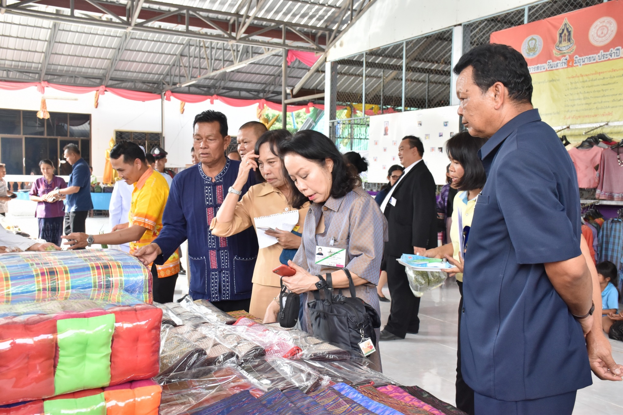 14 ธันวาคม 2560 สำนักงานพัฒนาชุมชนจังหวัดมหาสารคาม นำสิ้นค้าชุมชน สินค้า OTOP มาร่วมจำหน่าย ณ Outlet มหาวิทยาลัยมหาสารคาม