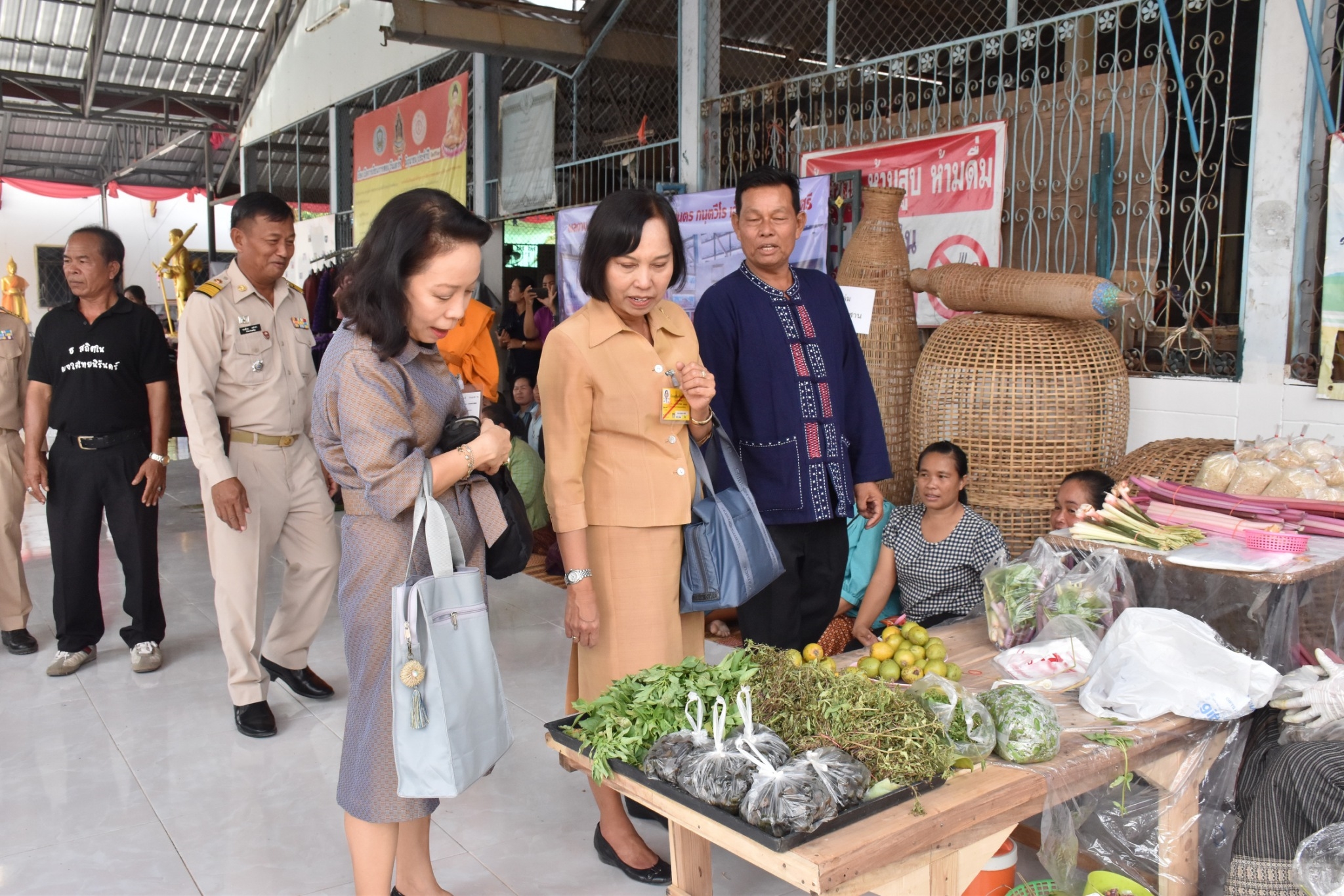 14 ธันวาคม 2560 สำนักงานพัฒนาชุมชนจังหวัดมหาสารคาม นำสิ้นค้าชุมชน สินค้า OTOP มาร่วมจำหน่าย ณ Outlet มหาวิทยาลัยมหาสารคาม