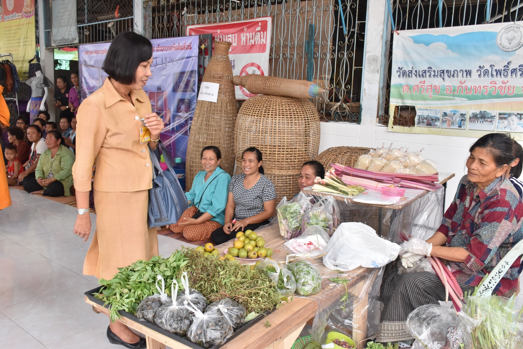 14 ธันวาคม 2560 สำนักงานพัฒนาชุมชนจังหวัดมหาสารคาม นำสิ้นค้าชุมชน สินค้า OTOP มาร่วมจำหน่าย ณ Outlet มหาวิทยาลัยมหาสารคาม