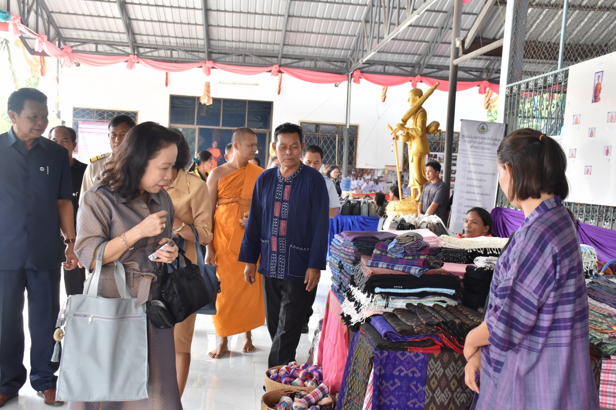 14 ธันวาคม 2560 สำนักงานพัฒนาชุมชนจังหวัดมหาสารคาม นำสิ้นค้าชุมชน สินค้า OTOP มาร่วมจำหน่าย ณ Outlet มหาวิทยาลัยมหาสารคาม