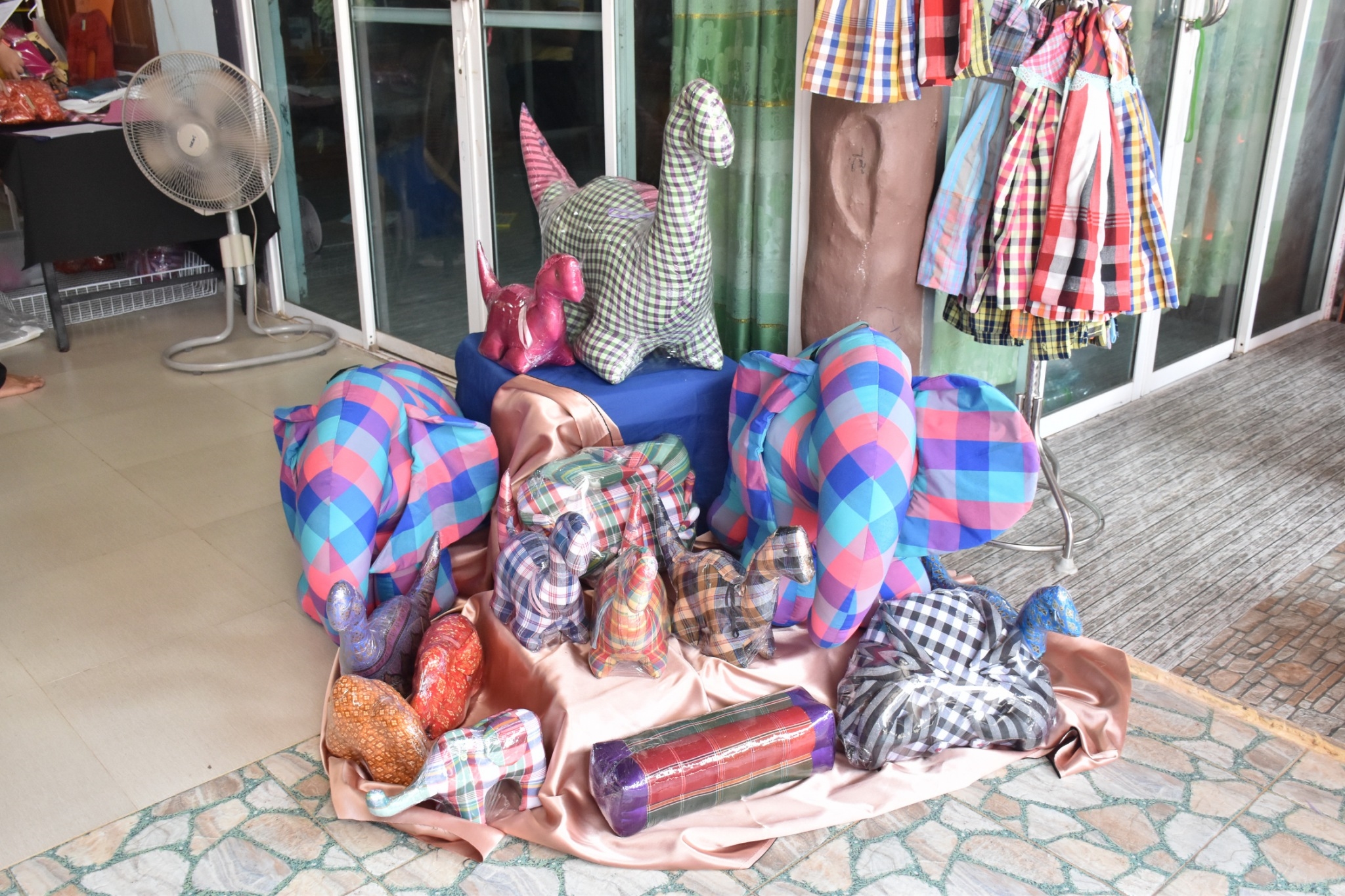 14 ธันวาคม 2560 สำนักงานพัฒนาชุมชนจังหวัดมหาสารคาม นำสิ้นค้าชุมชน สินค้า OTOP มาร่วมจำหน่าย ณ Outlet มหาวิทยาลัยมหาสารคาม
