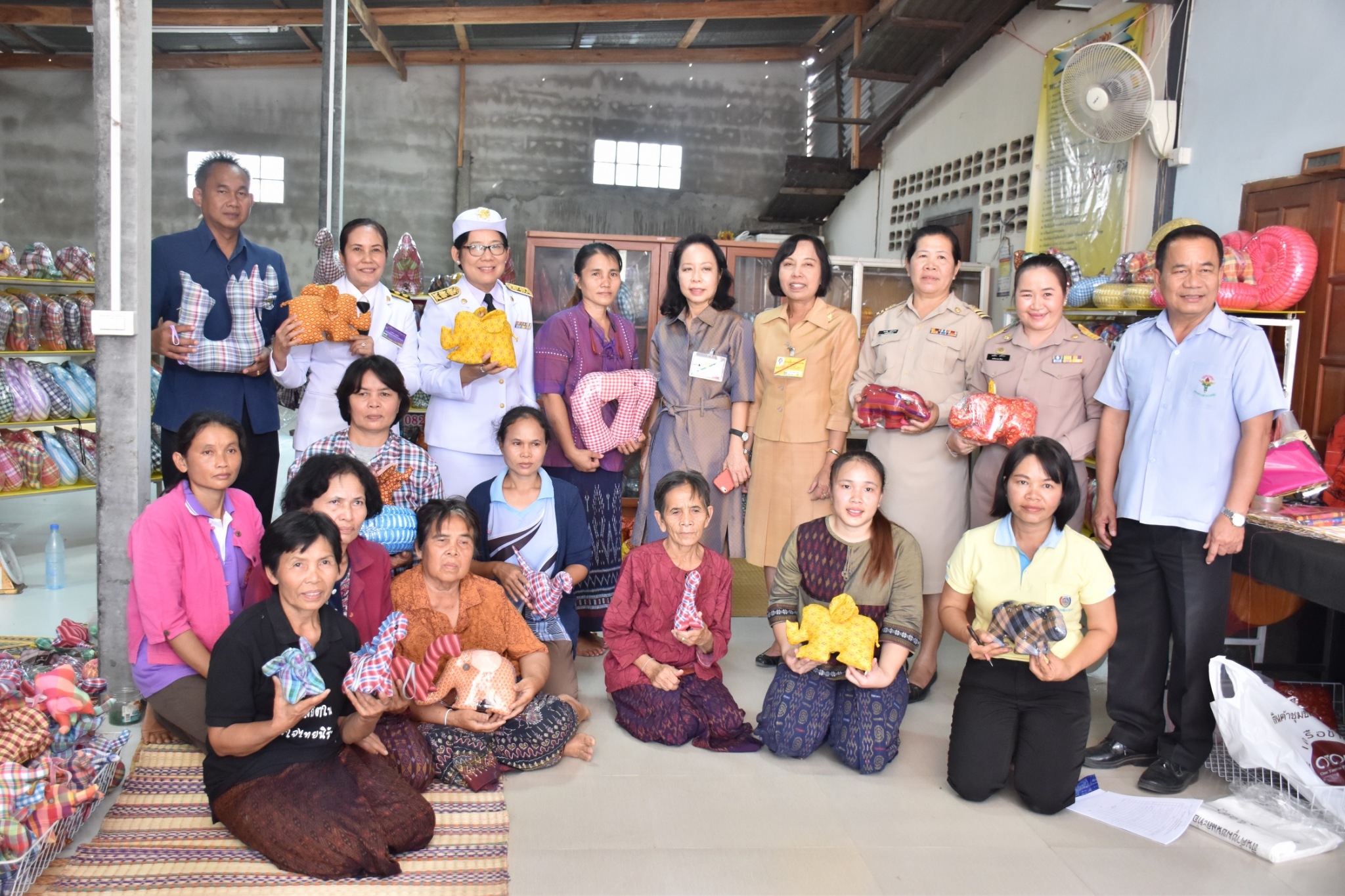 14 ธันวาคม 2560 สำนักงานพัฒนาชุมชนจังหวัดมหาสารคาม นำสิ้นค้าชุมชน สินค้า OTOP มาร่วมจำหน่าย ณ Outlet มหาวิทยาลัยมหาสารคาม