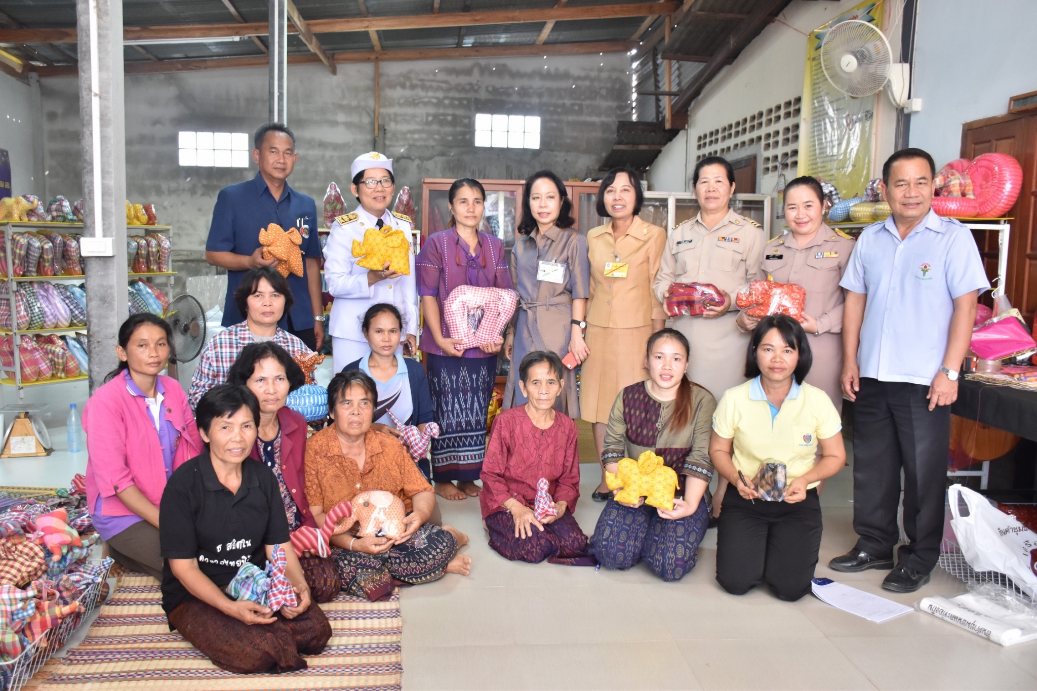 14 ธันวาคม 2560 สำนักงานพัฒนาชุมชนจังหวัดมหาสารคาม นำสิ้นค้าชุมชน สินค้า OTOP มาร่วมจำหน่าย ณ Outlet มหาวิทยาลัยมหาสารคาม