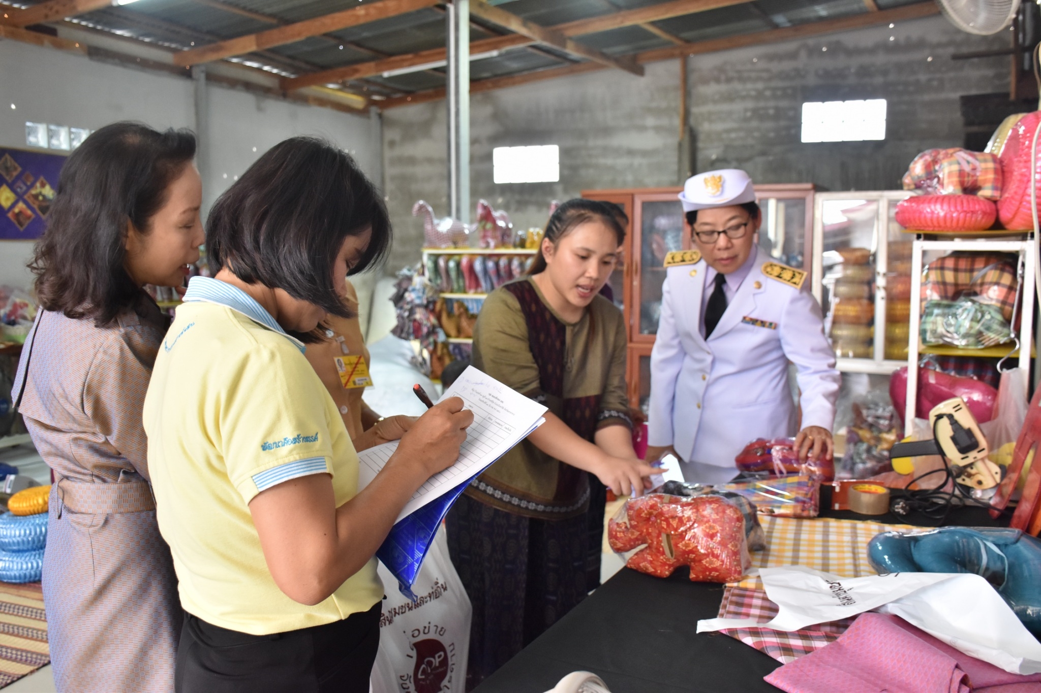 14 ธันวาคม 2560 สำนักงานพัฒนาชุมชนจังหวัดมหาสารคาม นำสิ้นค้าชุมชน สินค้า OTOP มาร่วมจำหน่าย ณ Outlet มหาวิทยาลัยมหาสารคาม