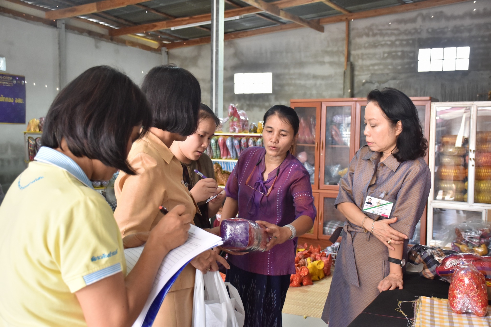 14 ธันวาคม 2560 สำนักงานพัฒนาชุมชนจังหวัดมหาสารคาม นำสิ้นค้าชุมชน สินค้า OTOP มาร่วมจำหน่าย ณ Outlet มหาวิทยาลัยมหาสารคาม