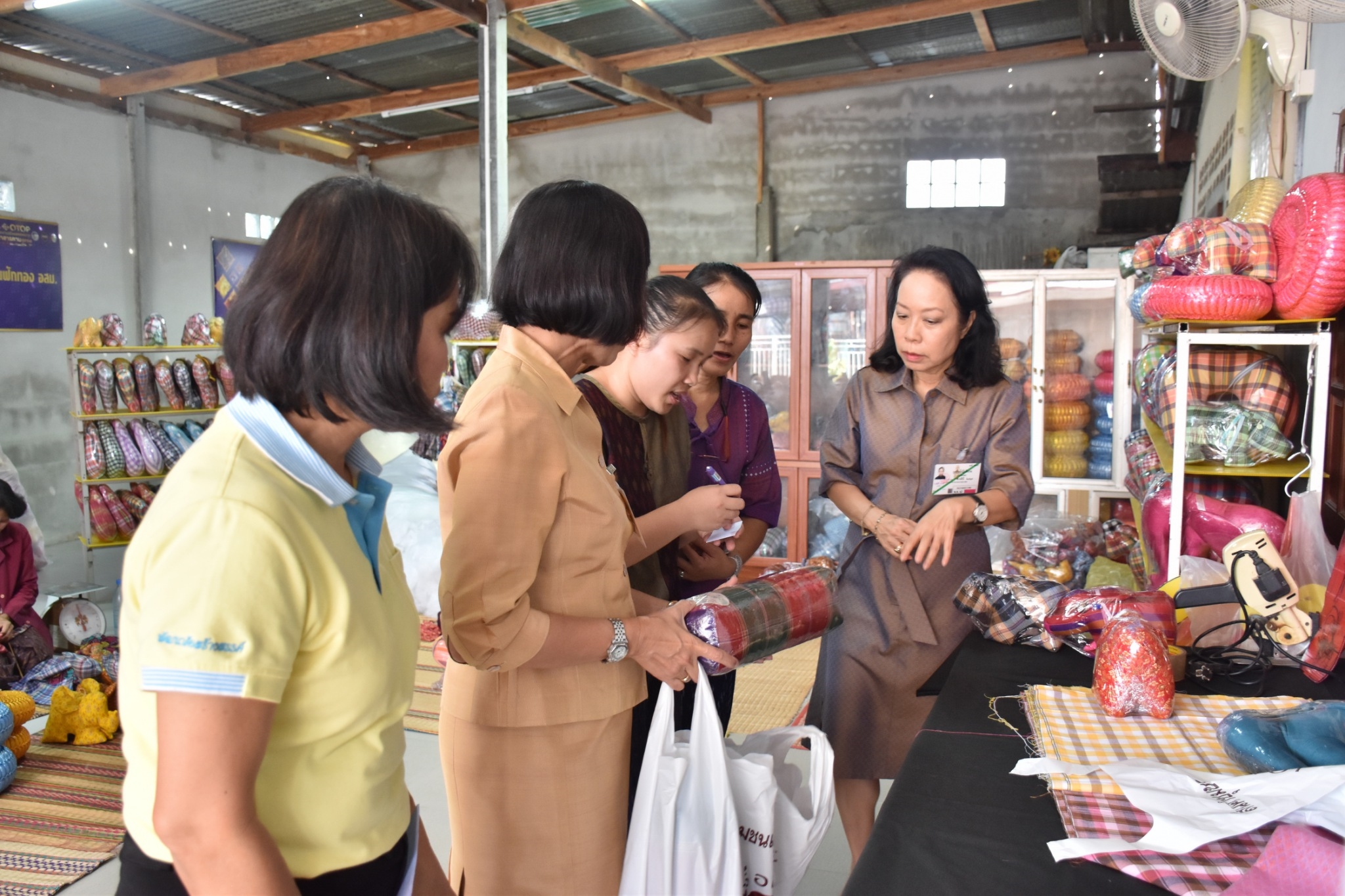 14 ธันวาคม 2560 สำนักงานพัฒนาชุมชนจังหวัดมหาสารคาม นำสิ้นค้าชุมชน สินค้า OTOP มาร่วมจำหน่าย ณ Outlet มหาวิทยาลัยมหาสารคาม
