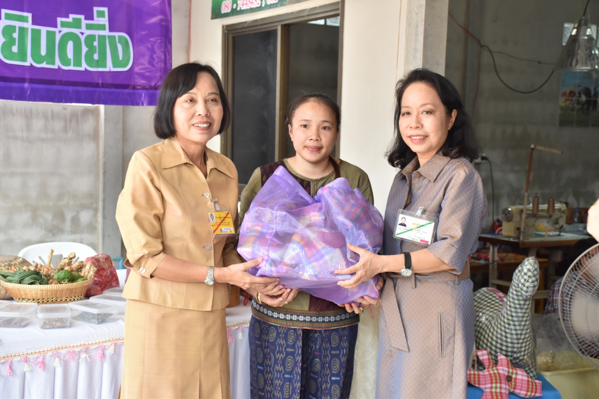 14 ธันวาคม 2560 สำนักงานพัฒนาชุมชนจังหวัดมหาสารคาม นำสิ้นค้าชุมชน สินค้า OTOP มาร่วมจำหน่าย ณ Outlet มหาวิทยาลัยมหาสารคาม