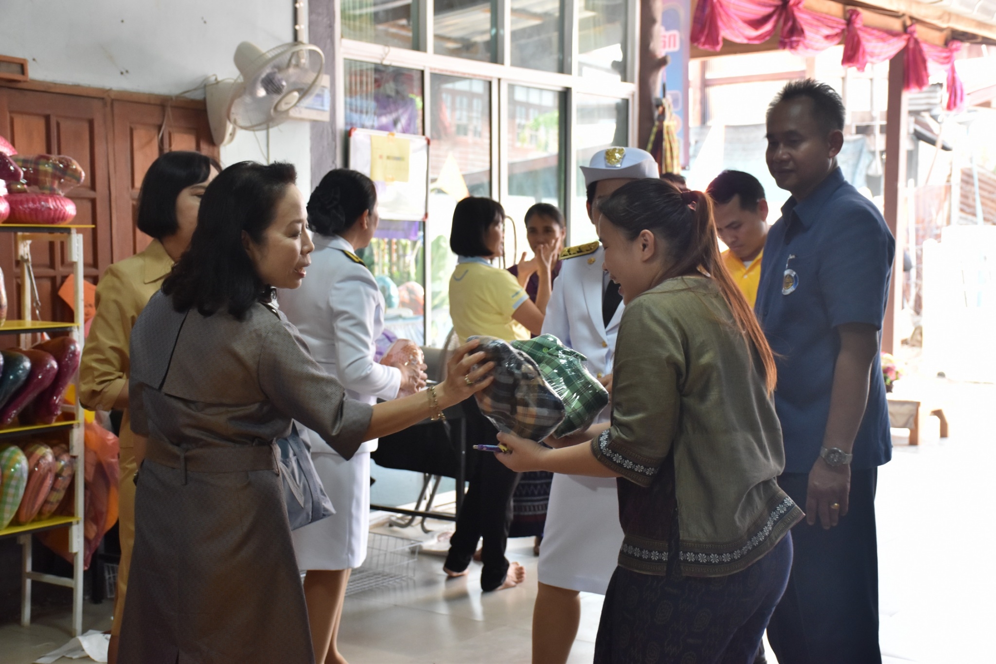 14 ธันวาคม 2560 สำนักงานพัฒนาชุมชนจังหวัดมหาสารคาม นำสิ้นค้าชุมชน สินค้า OTOP มาร่วมจำหน่าย ณ Outlet มหาวิทยาลัยมหาสารคาม