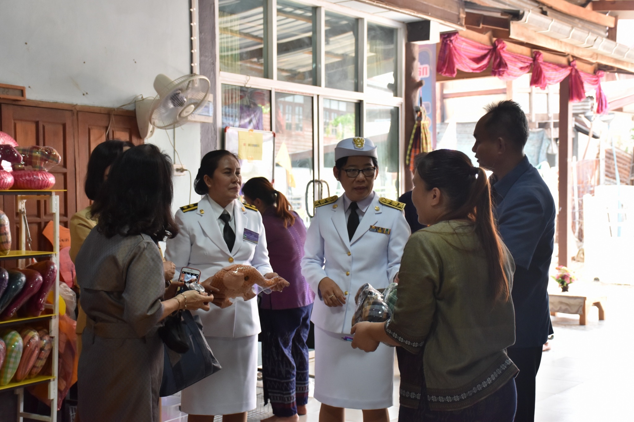 14 ธันวาคม 2560 สำนักงานพัฒนาชุมชนจังหวัดมหาสารคาม นำสิ้นค้าชุมชน สินค้า OTOP มาร่วมจำหน่าย ณ Outlet มหาวิทยาลัยมหาสารคาม