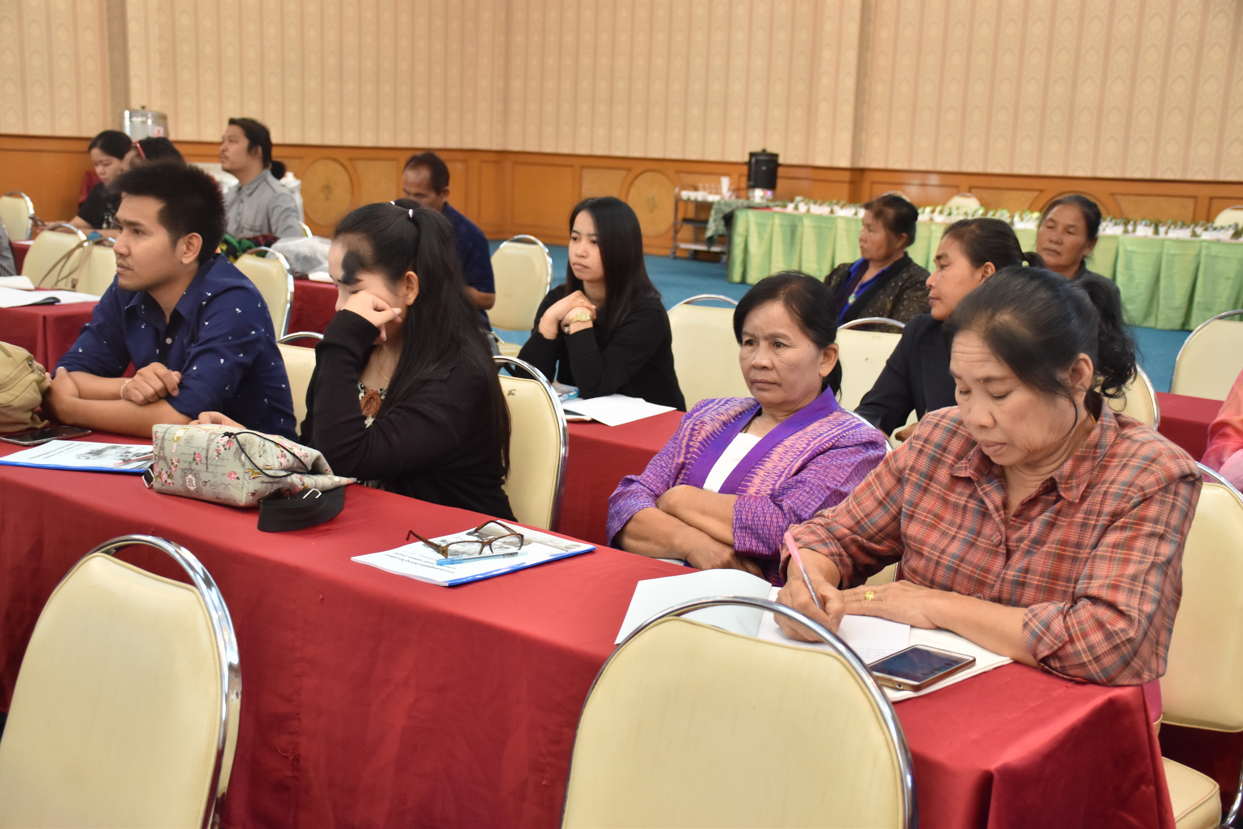 9 มกราคม 2561 โครงการประชุมเชิงปฏิบัติการให้ความรู้ในการพัฒนาผลิตภัณฑ์ OTOP แยกตาม Cluster