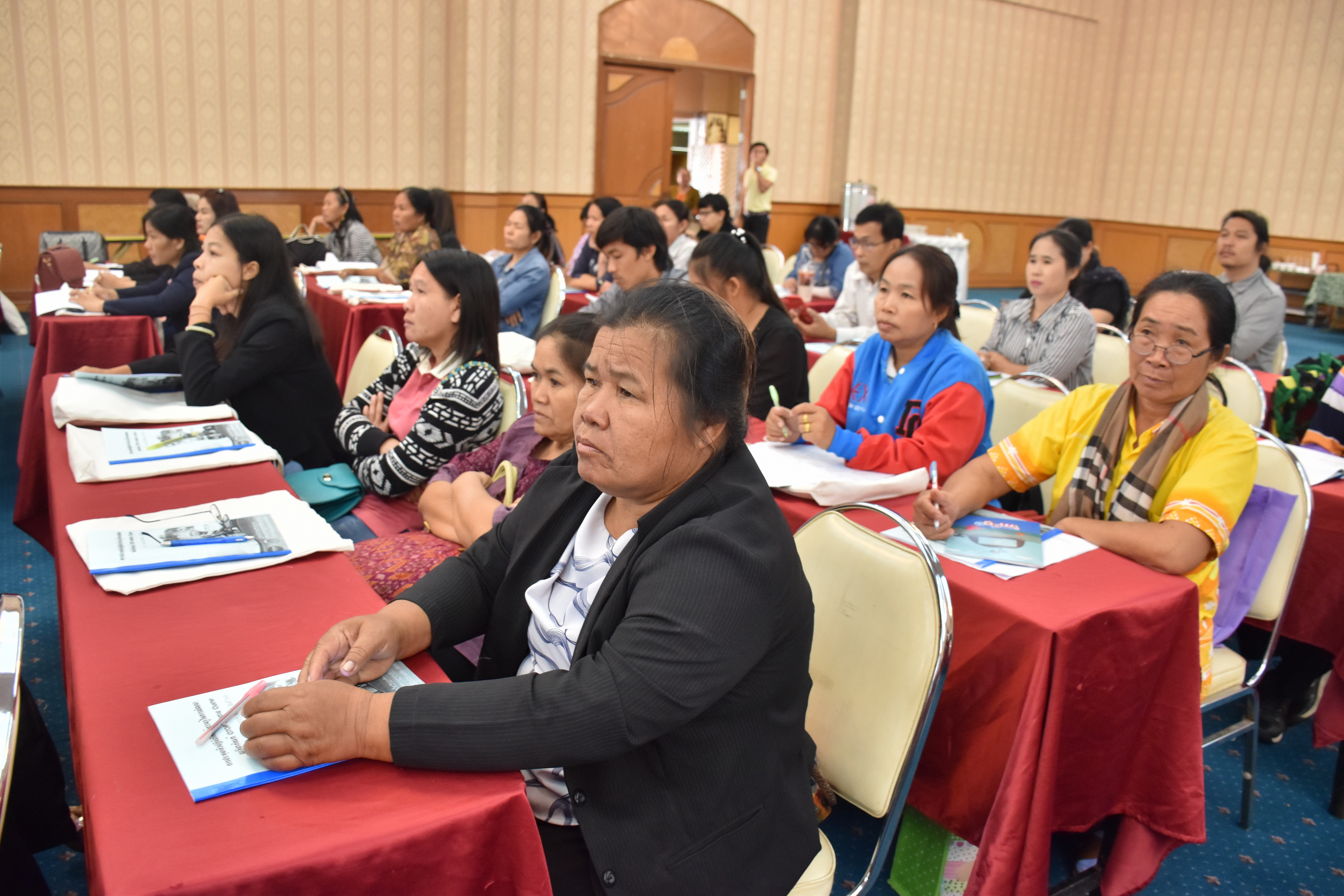 9 มกราคม 2561 โครงการประชุมเชิงปฏิบัติการให้ความรู้ในการพัฒนาผลิตภัณฑ์ OTOP แยกตาม Cluster