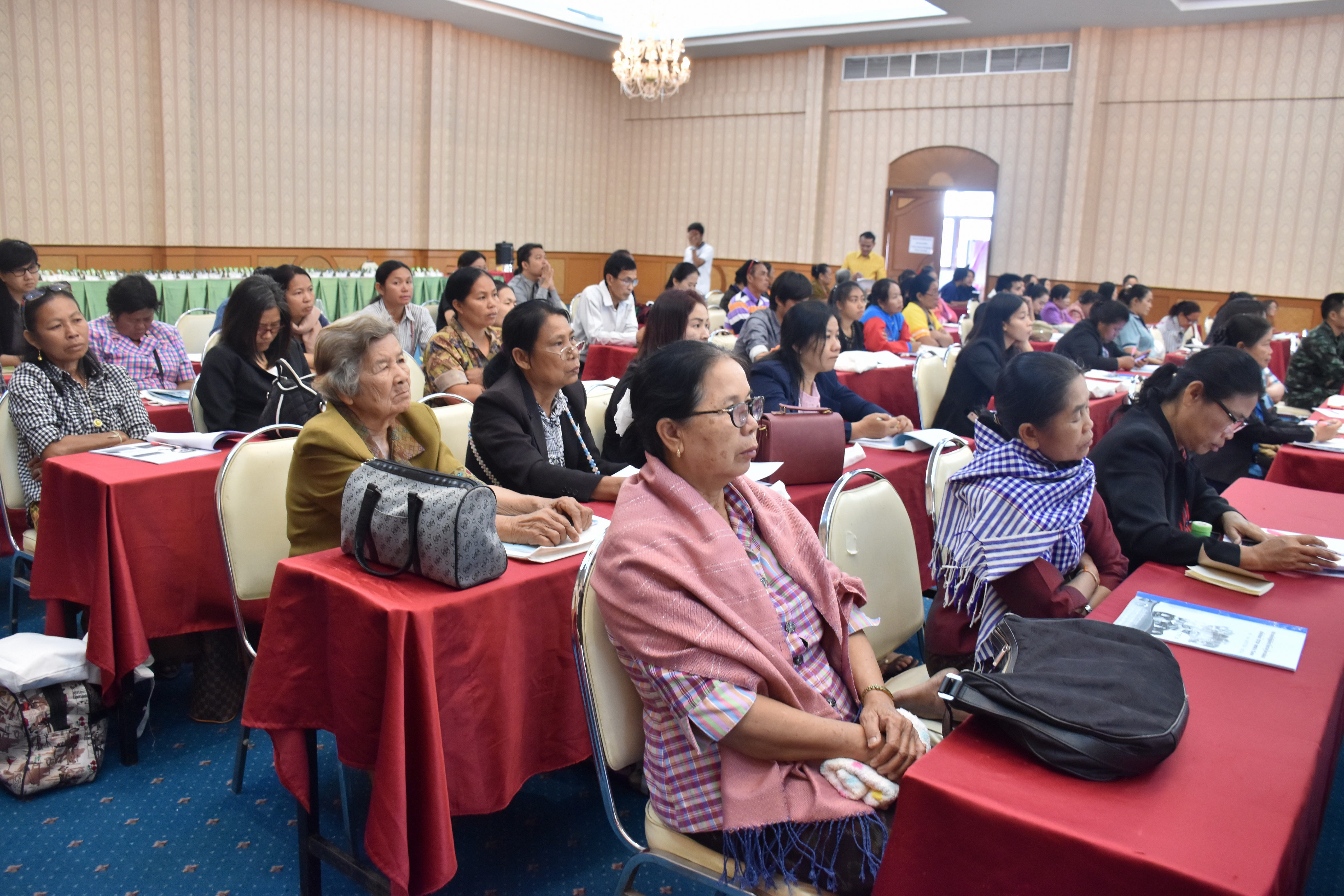 9 มกราคม 2561 โครงการประชุมเชิงปฏิบัติการให้ความรู้ในการพัฒนาผลิตภัณฑ์ OTOP แยกตาม Cluster