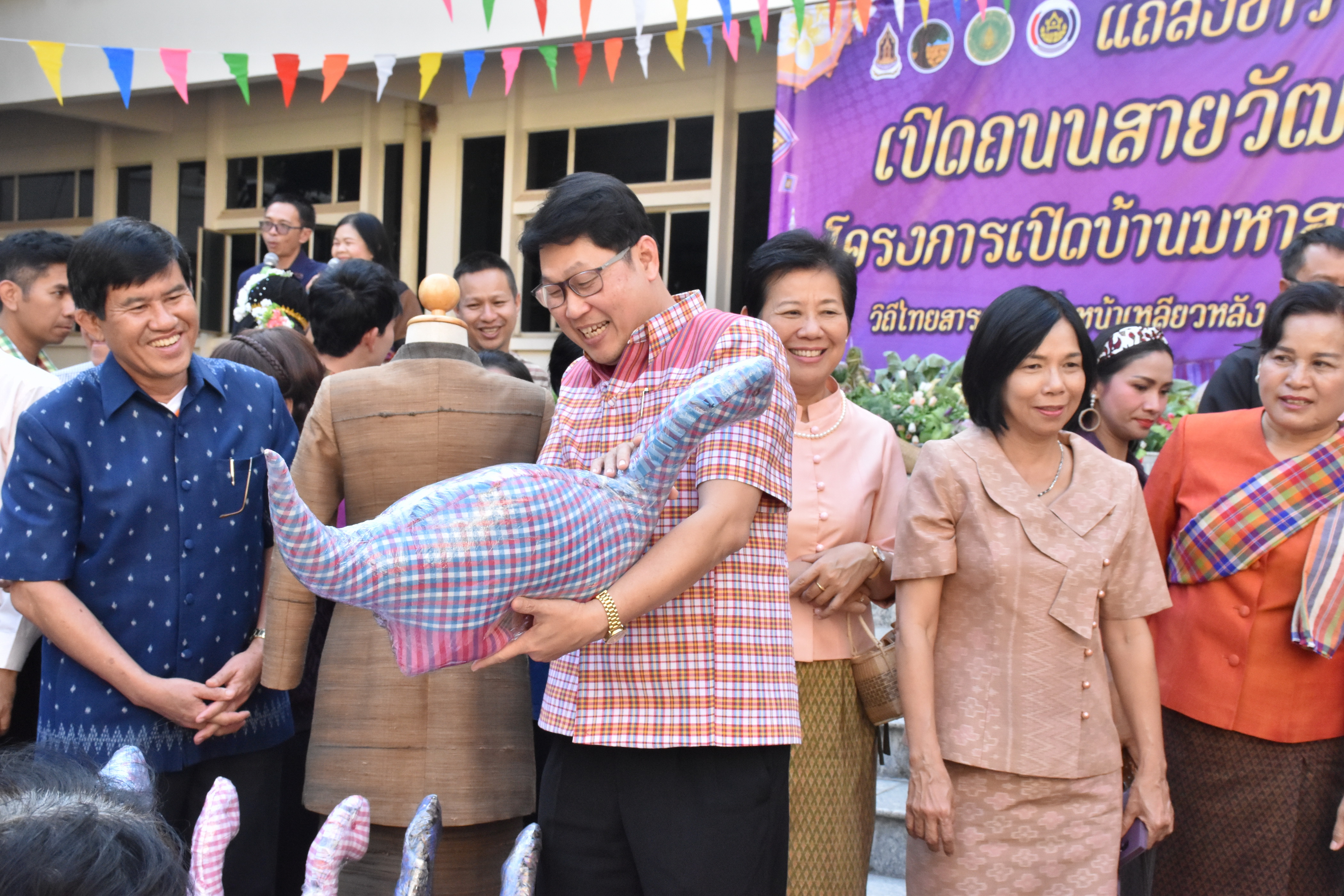 23 มกราคม 2561 การแถลงข่าวโครงการเปิดบ้านมหาสารคาม วิถีถิ่น วิถีไทยสารคาม เบิ่งหน้าเหลียวหลัง ฮักแพง เบิ่งแงงสารคาม 2561 (กิจกรรมเปิดถนนสายวัฒนธรรม) ประจำปีงบประมาณ พ.ศ.2561