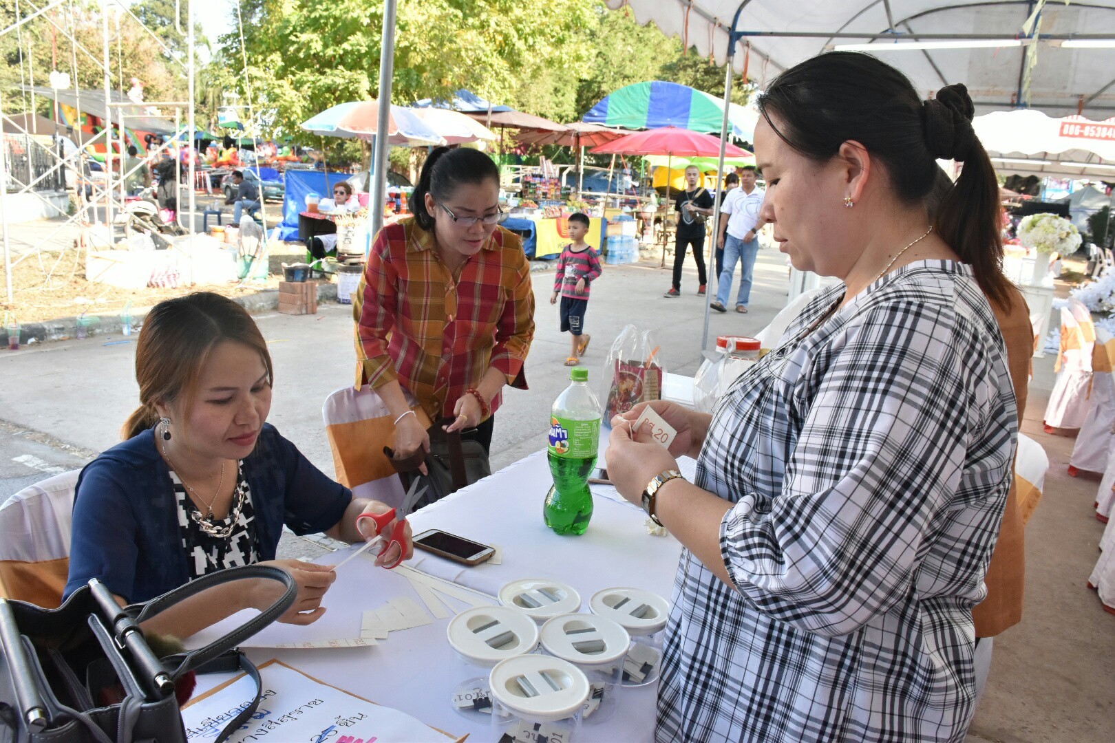 20 มกราคม 2561 “ราตรีเส้นสายลายผ้า” ในงานประเพณีบุญเบิกฟ้าและงานกาชาดจังหวัดมหาสารคาม ประจำปี 2561