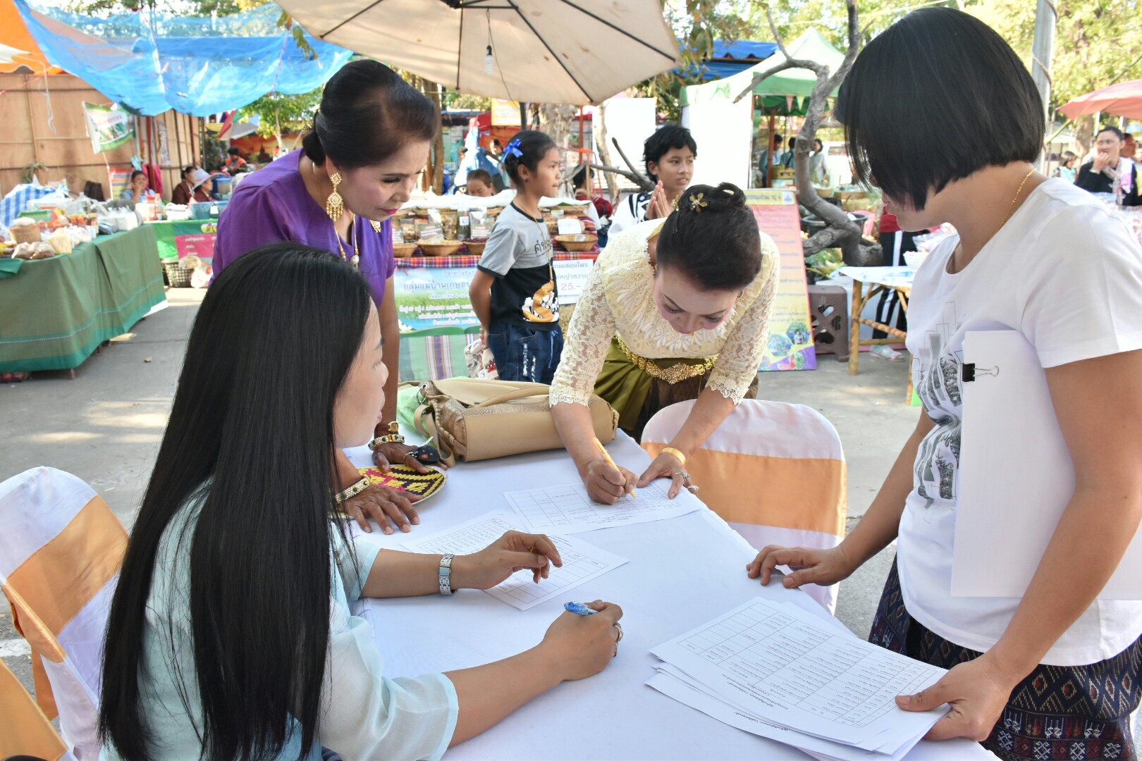 20 มกราคม 2561 “ราตรีเส้นสายลายผ้า” ในงานประเพณีบุญเบิกฟ้าและงานกาชาดจังหวัดมหาสารคาม ประจำปี 2561