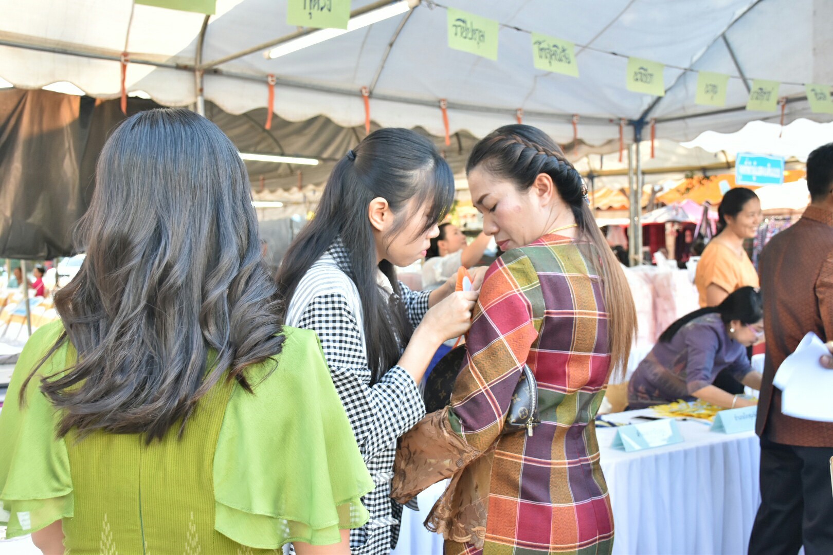 20 มกราคม 2561 “ราตรีเส้นสายลายผ้า” ในงานประเพณีบุญเบิกฟ้าและงานกาชาดจังหวัดมหาสารคาม ประจำปี 2561