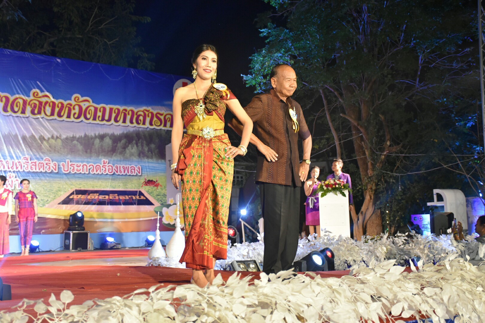 20 มกราคม 2561 “ราตรีเส้นสายลายผ้า” ในงานประเพณีบุญเบิกฟ้าและงานกาชาดจังหวัดมหาสารคาม ประจำปี 2561