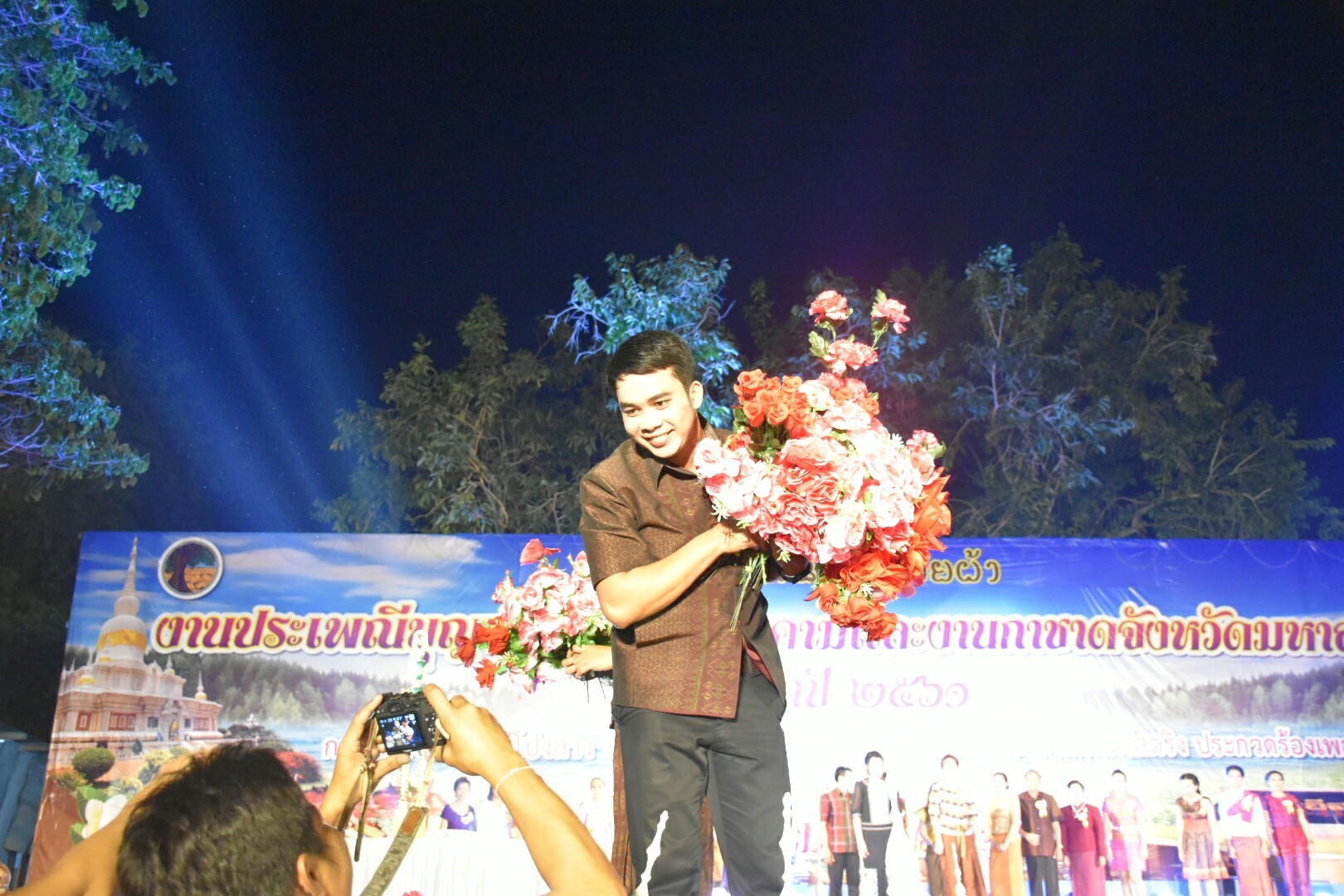 20 มกราคม 2561 “ราตรีเส้นสายลายผ้า” ในงานประเพณีบุญเบิกฟ้าและงานกาชาดจังหวัดมหาสารคาม ประจำปี 2561