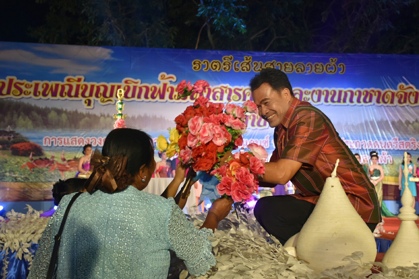 20 มกราคม 2561 “ราตรีเส้นสายลายผ้า” ในงานประเพณีบุญเบิกฟ้าและงานกาชาดจังหวัดมหาสารคาม ประจำปี 2561