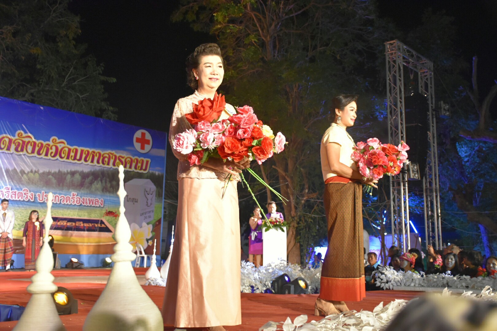 20 มกราคม 2561 “ราตรีเส้นสายลายผ้า” ในงานประเพณีบุญเบิกฟ้าและงานกาชาดจังหวัดมหาสารคาม ประจำปี 2561