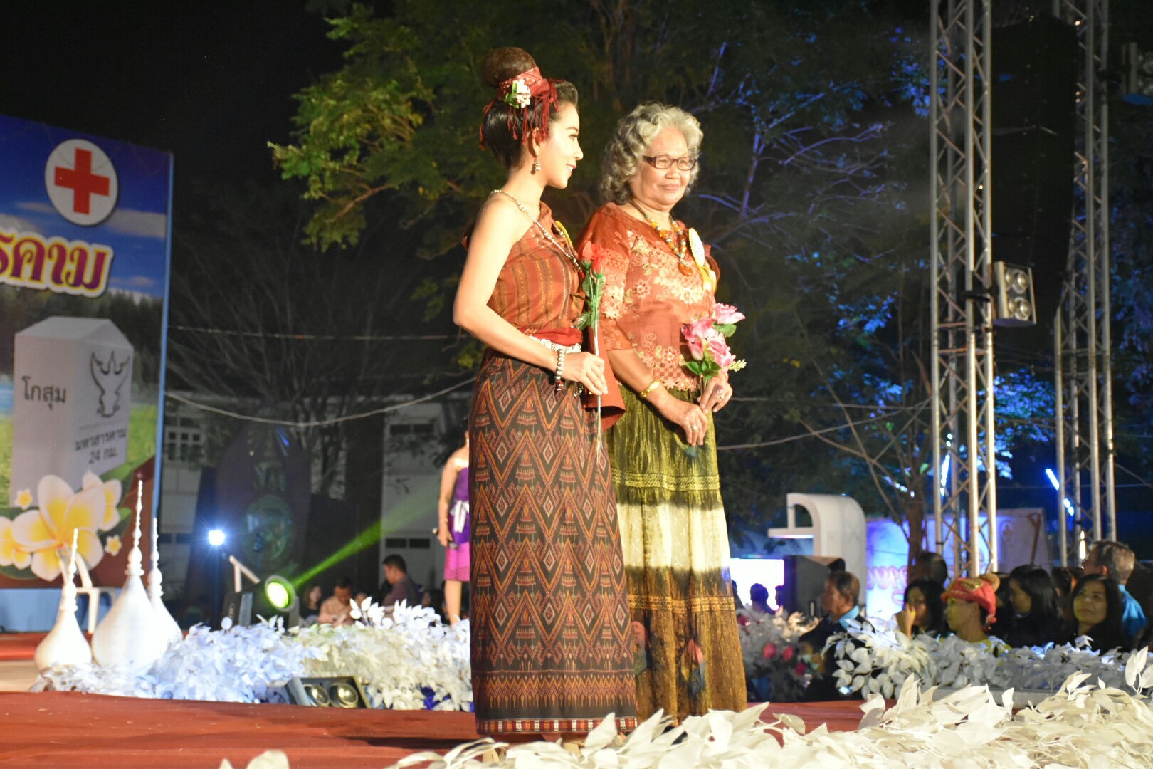 20 มกราคม 2561 “ราตรีเส้นสายลายผ้า” ในงานประเพณีบุญเบิกฟ้าและงานกาชาดจังหวัดมหาสารคาม ประจำปี 2561