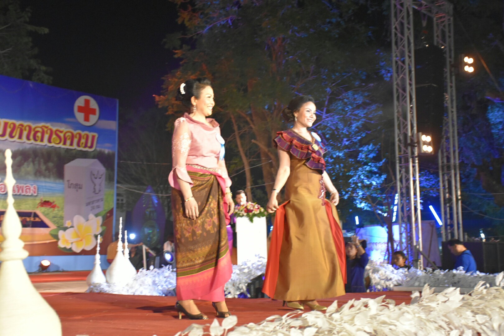 20 มกราคม 2561 “ราตรีเส้นสายลายผ้า” ในงานประเพณีบุญเบิกฟ้าและงานกาชาดจังหวัดมหาสารคาม ประจำปี 2561