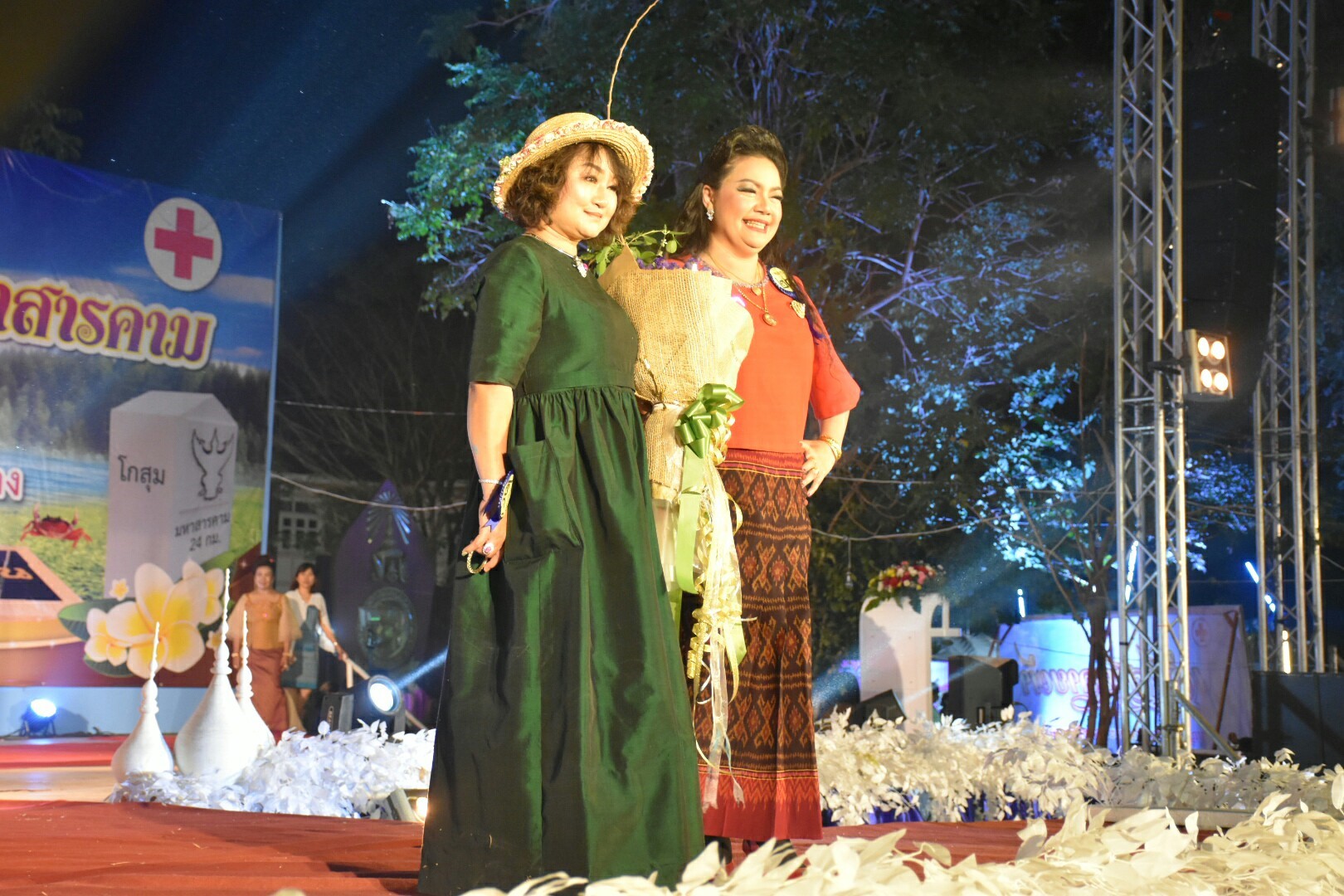 20 มกราคม 2561 “ราตรีเส้นสายลายผ้า” ในงานประเพณีบุญเบิกฟ้าและงานกาชาดจังหวัดมหาสารคาม ประจำปี 2561