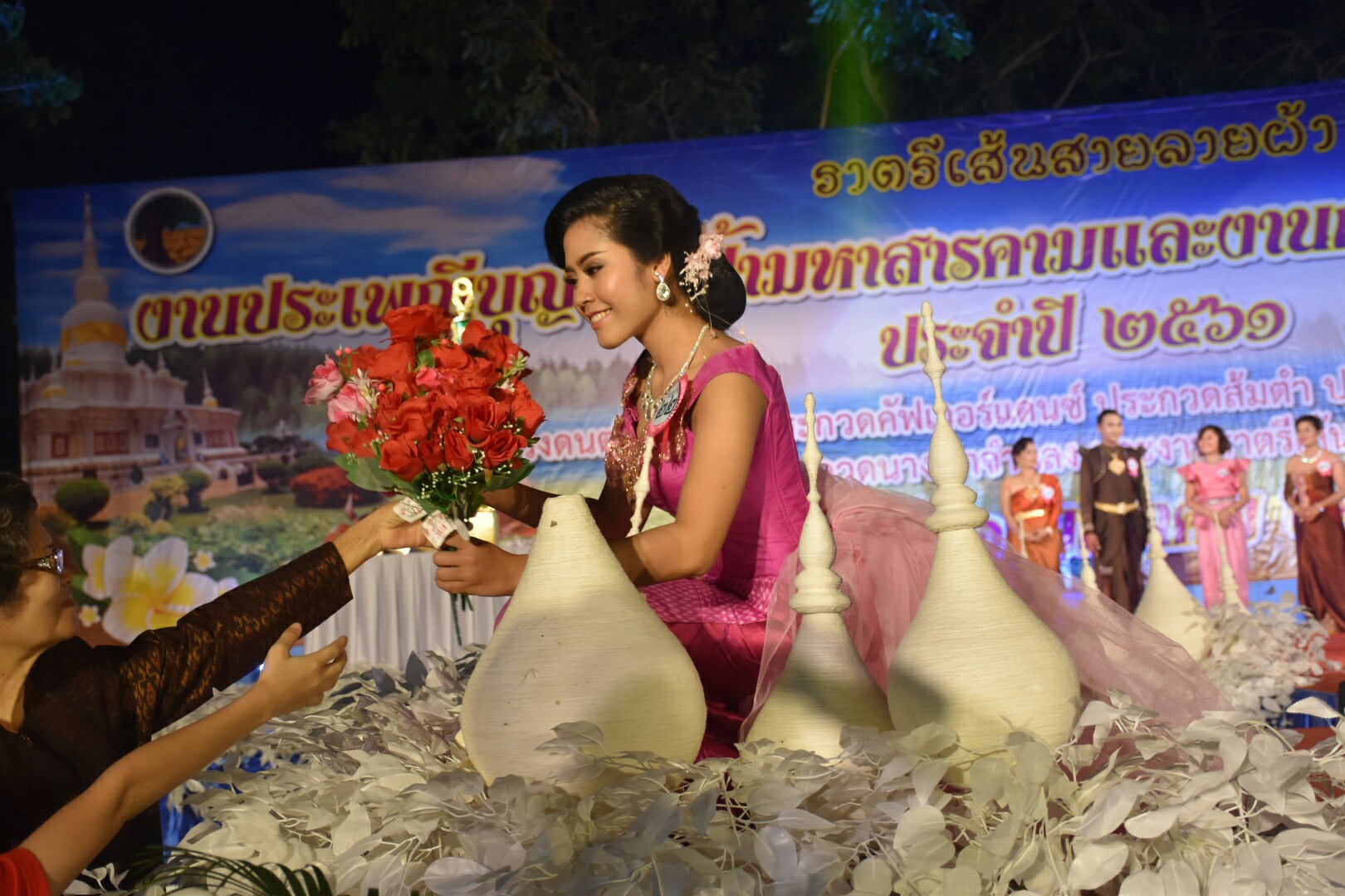 20 มกราคม 2561 “ราตรีเส้นสายลายผ้า” ในงานประเพณีบุญเบิกฟ้าและงานกาชาดจังหวัดมหาสารคาม ประจำปี 2561