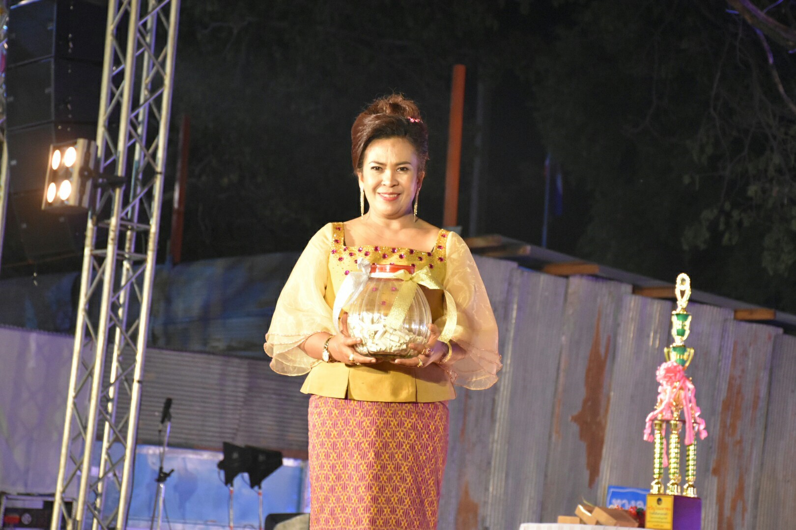 20 มกราคม 2561 “ราตรีเส้นสายลายผ้า” ในงานประเพณีบุญเบิกฟ้าและงานกาชาดจังหวัดมหาสารคาม ประจำปี 2561