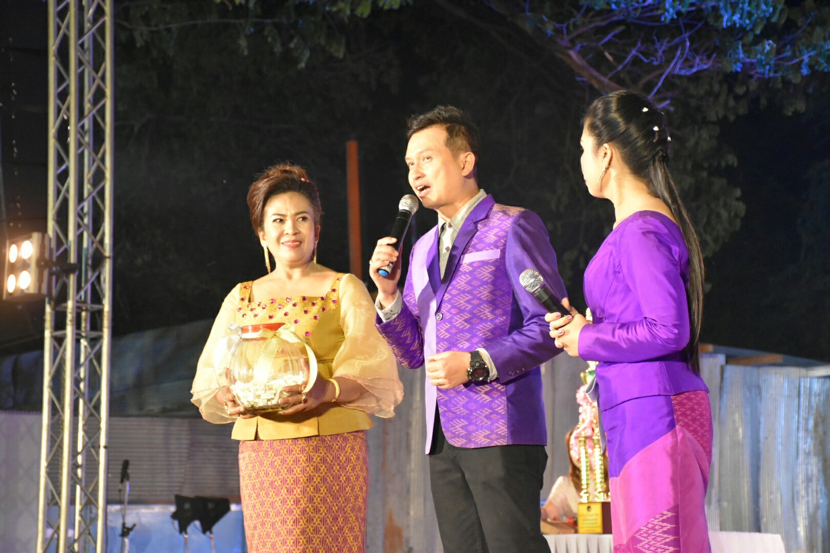20 มกราคม 2561 “ราตรีเส้นสายลายผ้า” ในงานประเพณีบุญเบิกฟ้าและงานกาชาดจังหวัดมหาสารคาม ประจำปี 2561