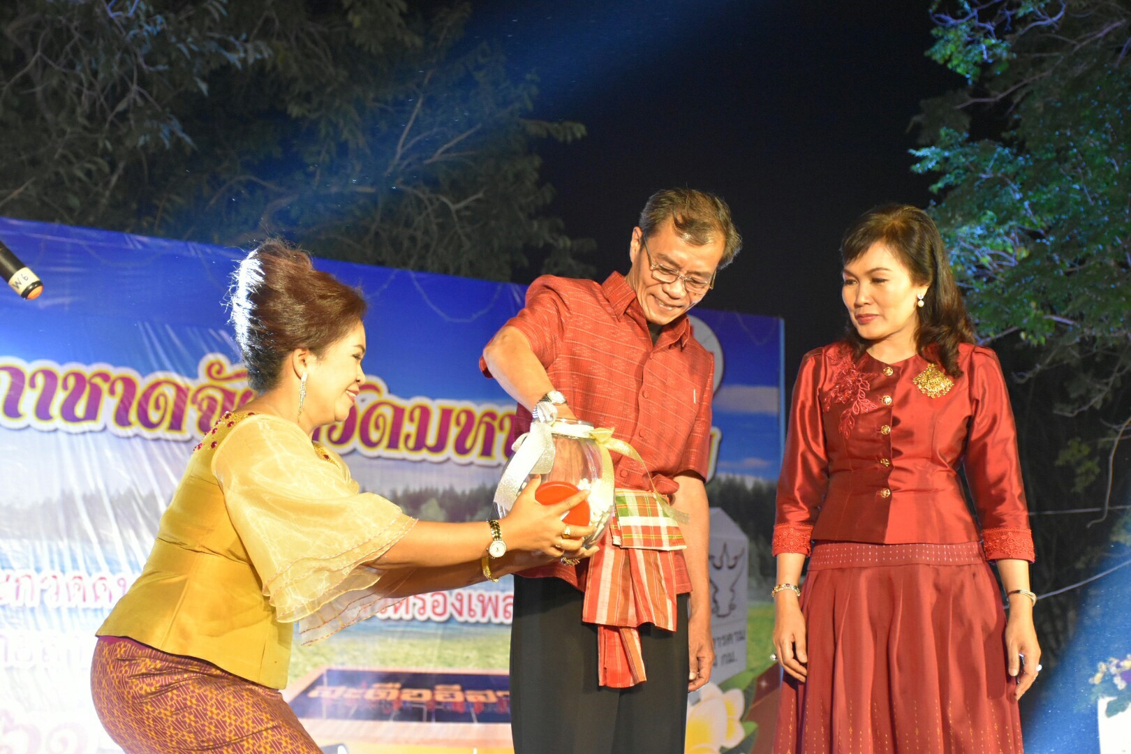20 มกราคม 2561 “ราตรีเส้นสายลายผ้า” ในงานประเพณีบุญเบิกฟ้าและงานกาชาดจังหวัดมหาสารคาม ประจำปี 2561