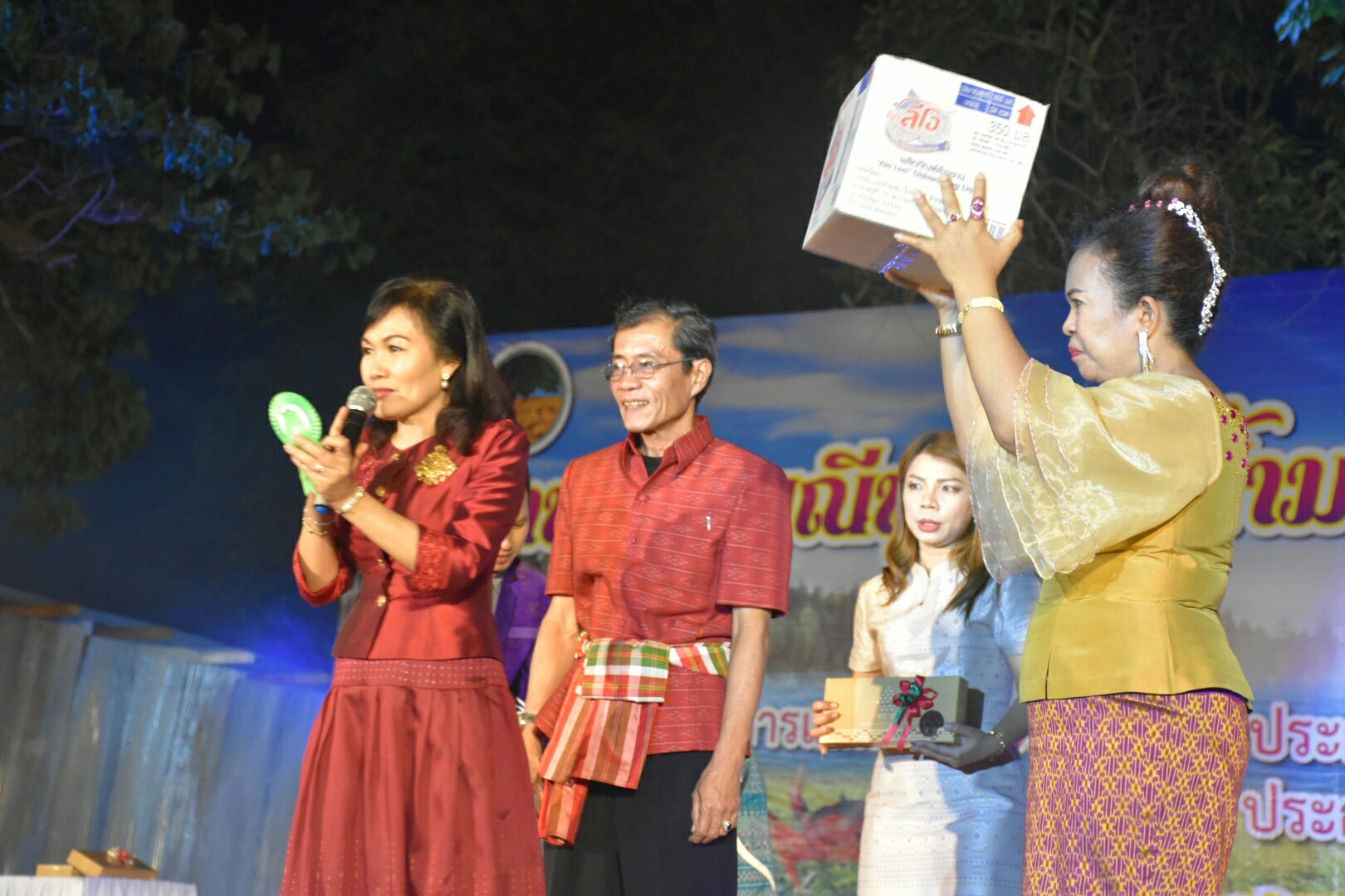 20 มกราคม 2561 “ราตรีเส้นสายลายผ้า” ในงานประเพณีบุญเบิกฟ้าและงานกาชาดจังหวัดมหาสารคาม ประจำปี 2561