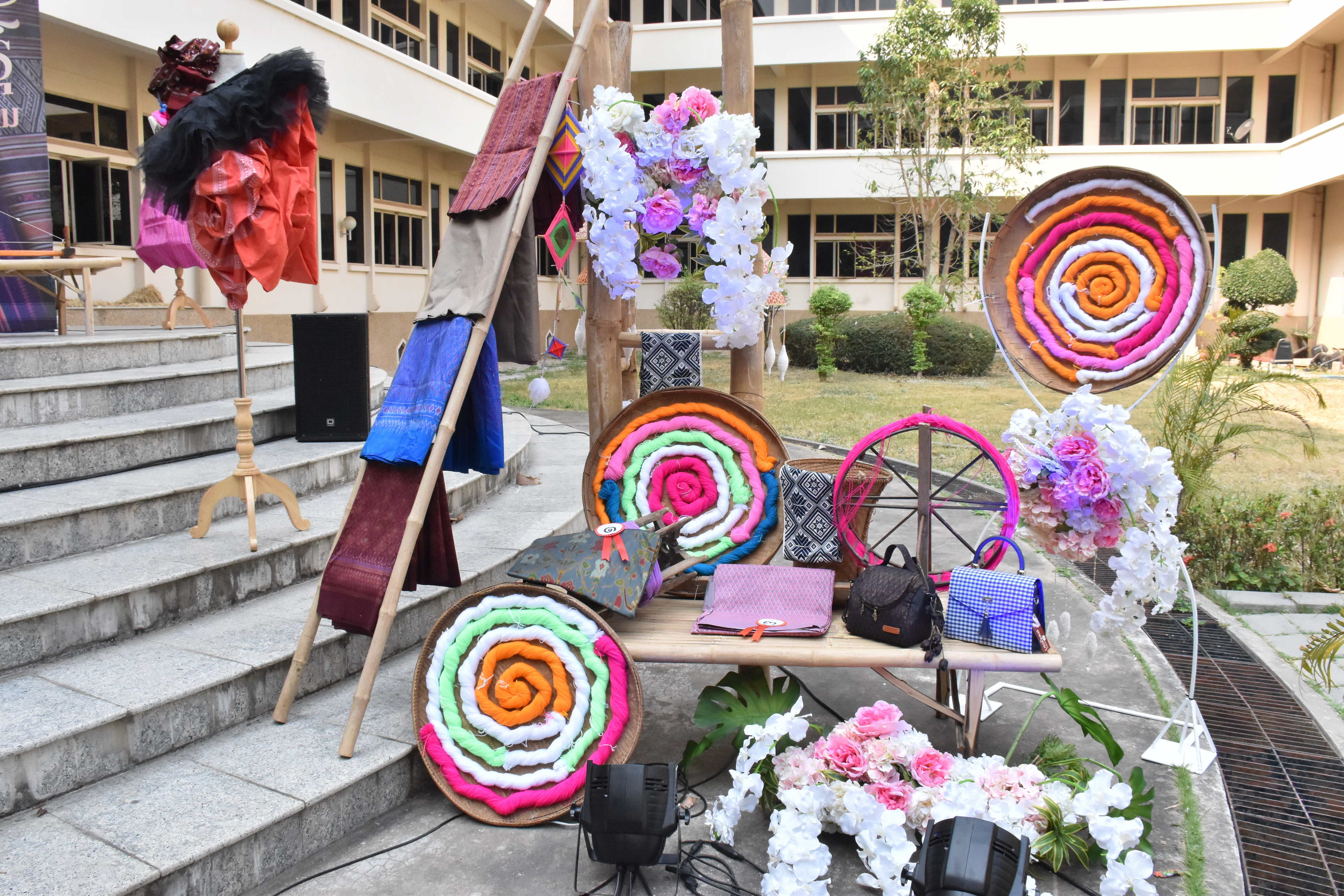 20 กุมภาพันธ์ 2561 การแถลงข่าวงาน “ร้อยแก่นสารสินธุ์ งานศิลป์แห่งแผ่นดิน ถิ่นแพรไหม” มหกรรมแสดงแฟชั่นและจำหน่ายผ้าไหมกลุ่มจังหวัดร้อยแก่นสารสินธุ์ งานจำหน่ายสินค้า OTOP จังหวัดมหาสารคาม