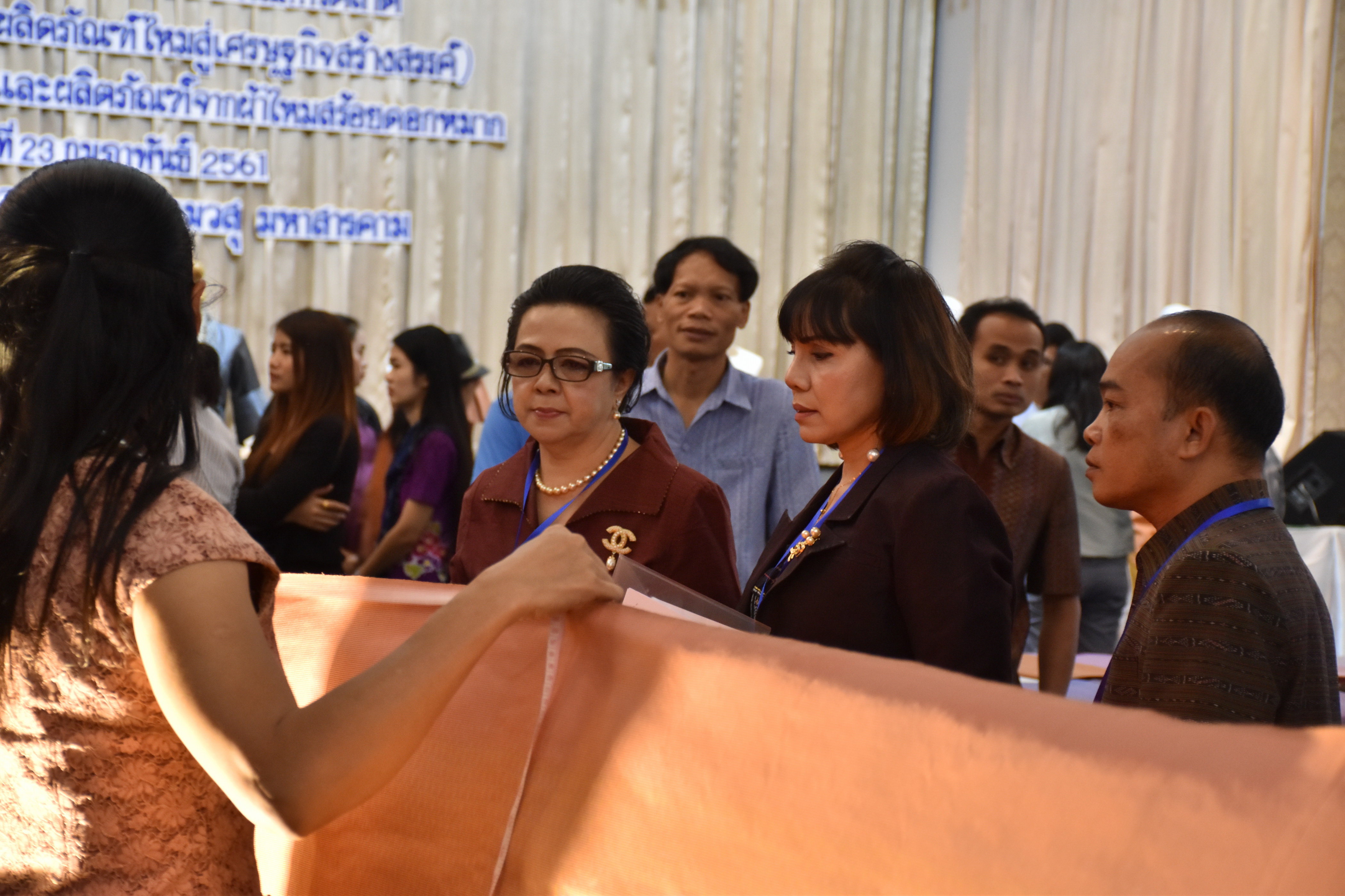 23 กุมภาพันธ์ 2561 กิจกรรมการประกวดผ้าไหมและผลิตภัณฑ์จากผ้าไหมสร้อยดอกหมาก โครงการตามแผนปฏิบัติราชการจังหวัดมหาสารคาม ปีงบประมาณ พ.ศ.2561