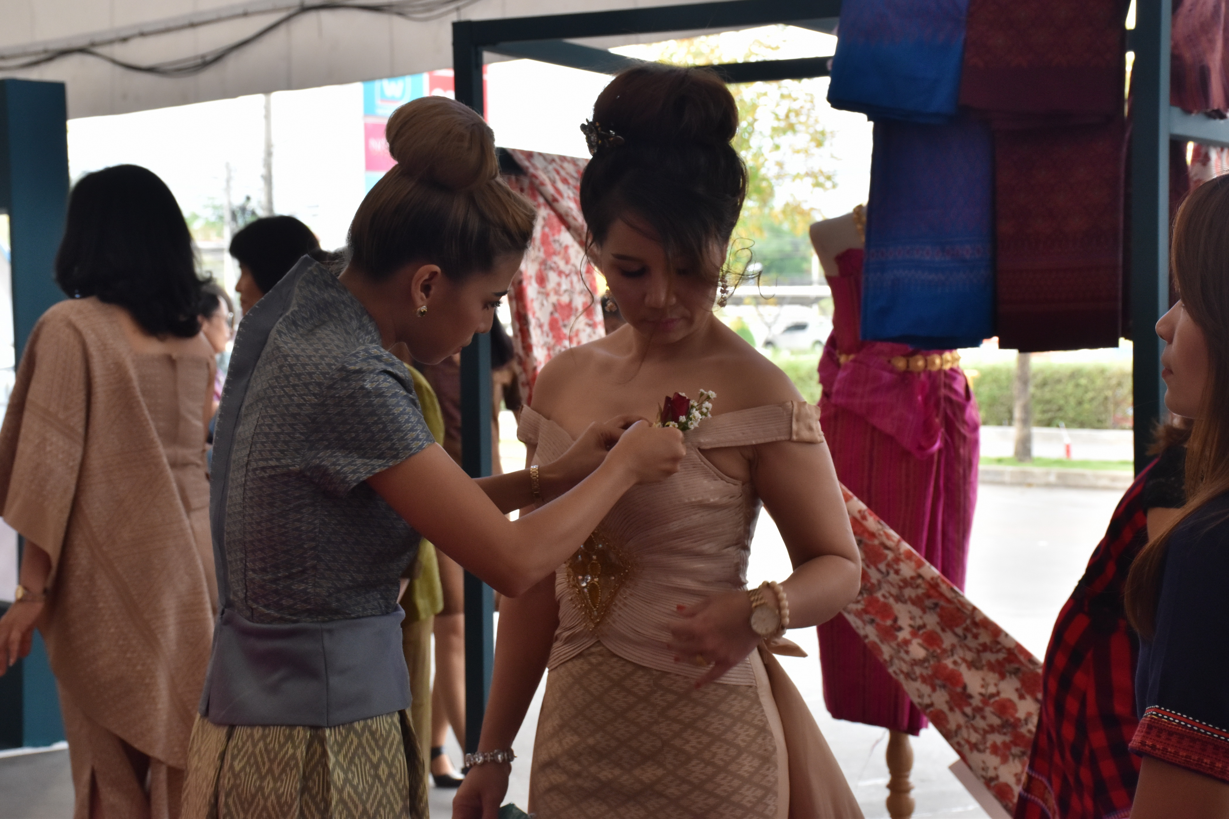 23 กุมภาพันธ์ 2561 งาน “ร้อยแก่นสารสินธุ์ งานศิลป์แห่งแผ่นดิน ถิ่นแพรไหม” มหกรรมแสดงแฟชั่นและจำหน่ายผ้าไหมกลุ่มจังหวัดร้อยแก่นสารสินธุ์ งานจำหน่ายสินค้า OTOP จังหวัดมหาสารคาม
