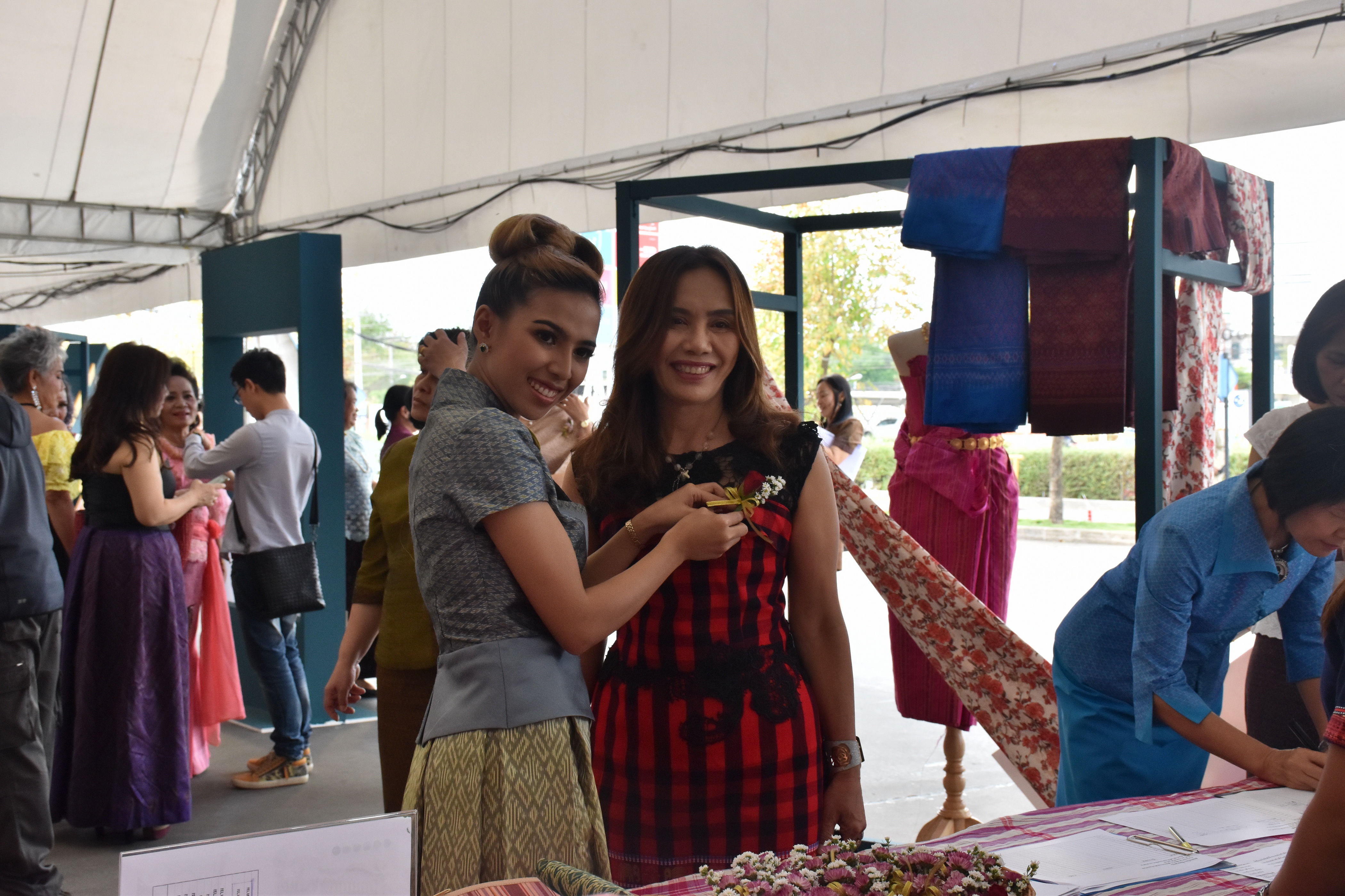 23 กุมภาพันธ์ 2561 งาน “ร้อยแก่นสารสินธุ์ งานศิลป์แห่งแผ่นดิน ถิ่นแพรไหม” มหกรรมแสดงแฟชั่นและจำหน่ายผ้าไหมกลุ่มจังหวัดร้อยแก่นสารสินธุ์ งานจำหน่ายสินค้า OTOP จังหวัดมหาสารคาม