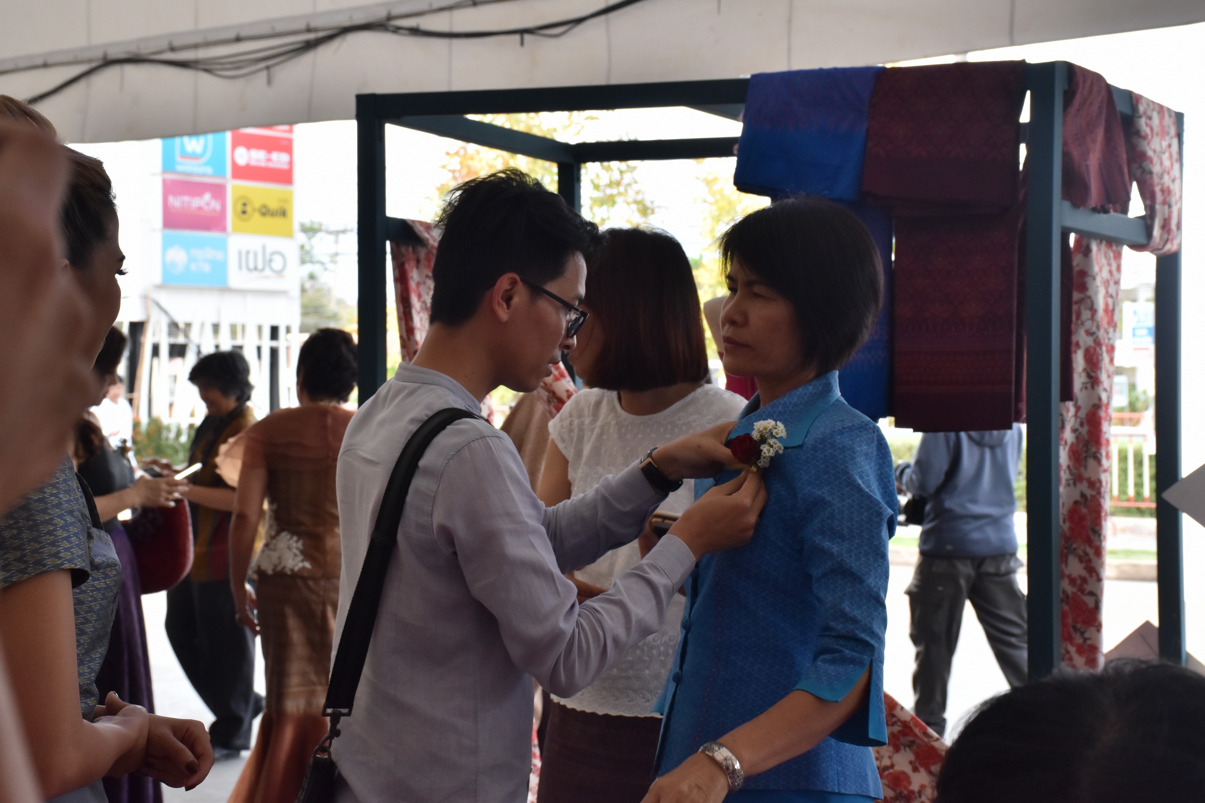 23 กุมภาพันธ์ 2561 งาน “ร้อยแก่นสารสินธุ์ งานศิลป์แห่งแผ่นดิน ถิ่นแพรไหม” มหกรรมแสดงแฟชั่นและจำหน่ายผ้าไหมกลุ่มจังหวัดร้อยแก่นสารสินธุ์ งานจำหน่ายสินค้า OTOP จังหวัดมหาสารคาม
