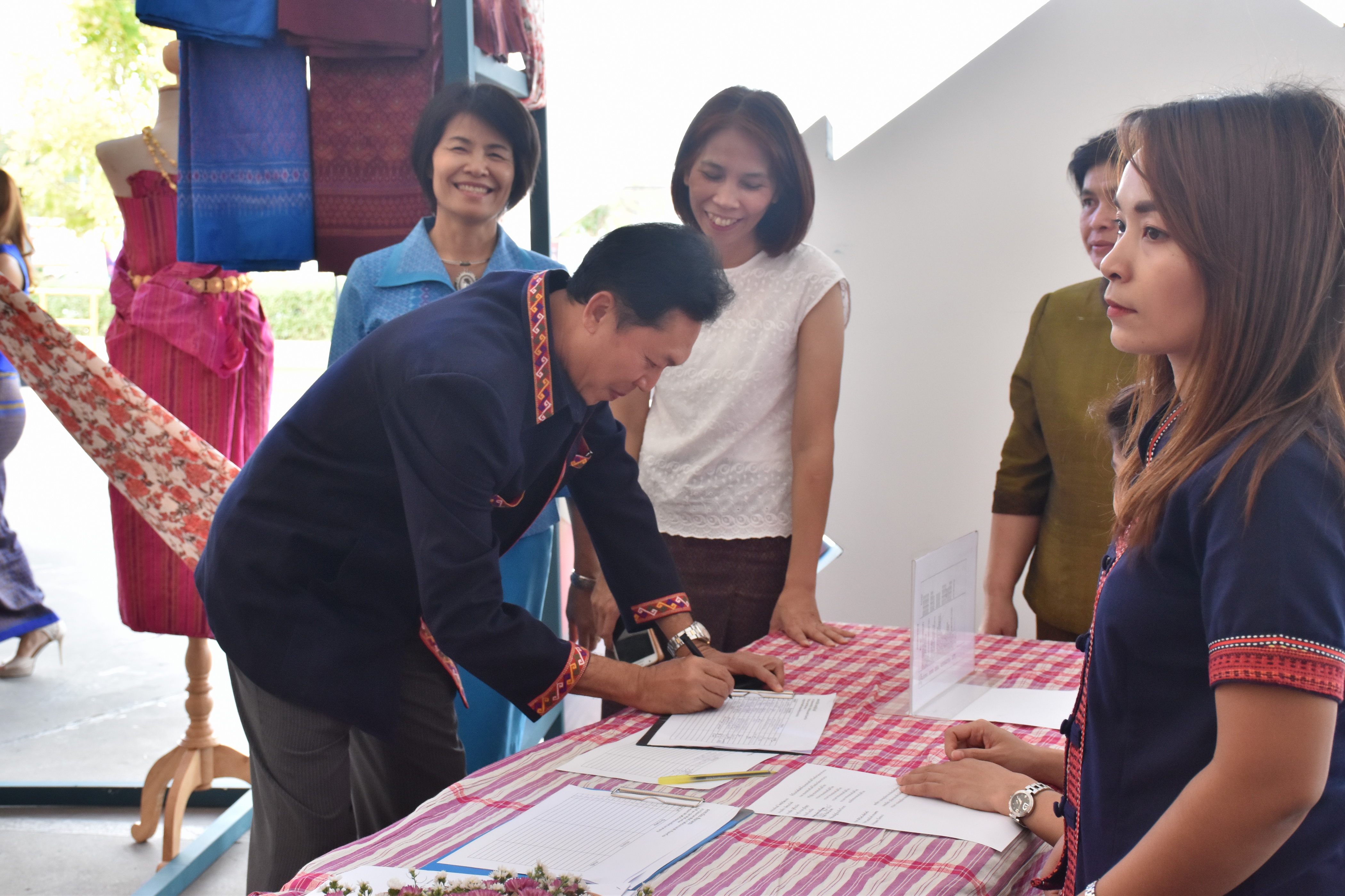 23 กุมภาพันธ์ 2561 งาน “ร้อยแก่นสารสินธุ์ งานศิลป์แห่งแผ่นดิน ถิ่นแพรไหม” มหกรรมแสดงแฟชั่นและจำหน่ายผ้าไหมกลุ่มจังหวัดร้อยแก่นสารสินธุ์ งานจำหน่ายสินค้า OTOP จังหวัดมหาสารคาม