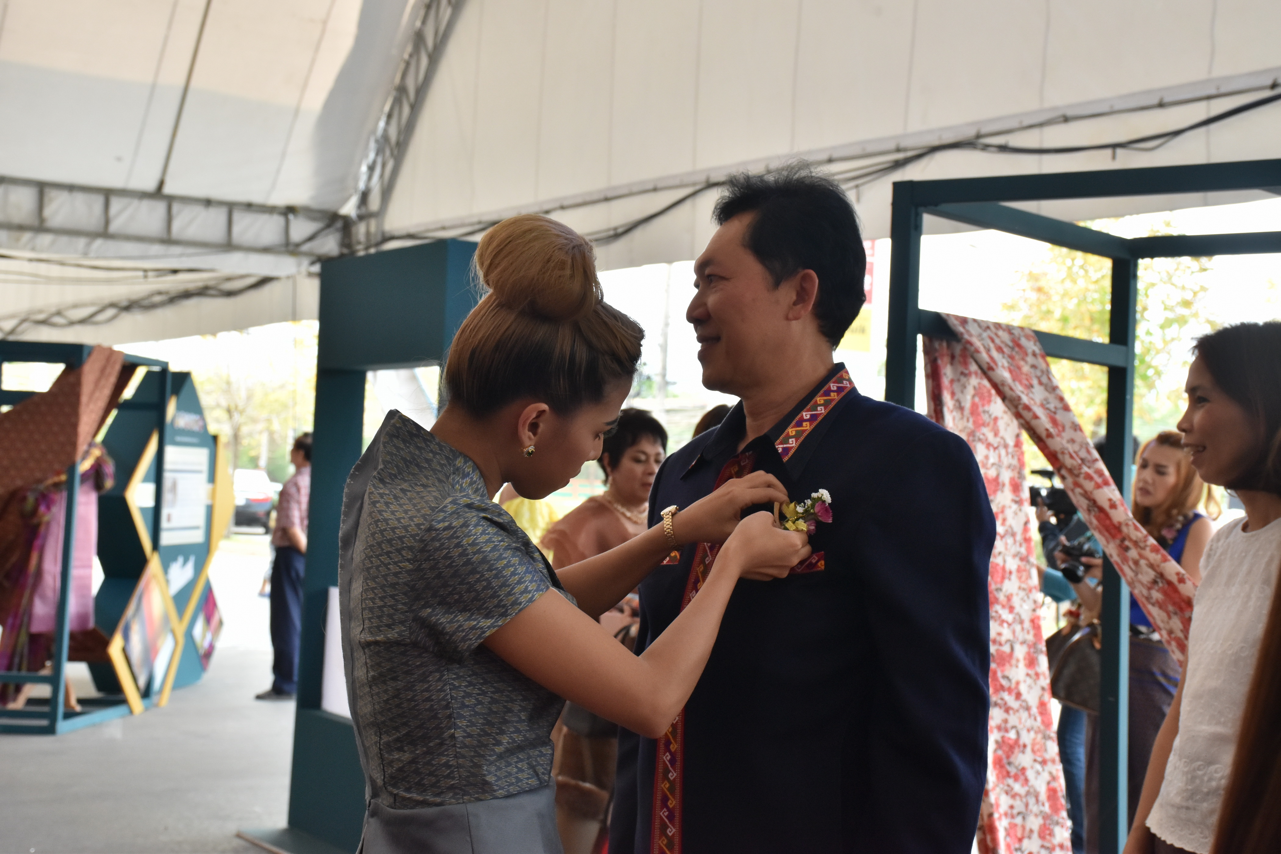 23 กุมภาพันธ์ 2561 งาน “ร้อยแก่นสารสินธุ์ งานศิลป์แห่งแผ่นดิน ถิ่นแพรไหม” มหกรรมแสดงแฟชั่นและจำหน่ายผ้าไหมกลุ่มจังหวัดร้อยแก่นสารสินธุ์ งานจำหน่ายสินค้า OTOP จังหวัดมหาสารคาม